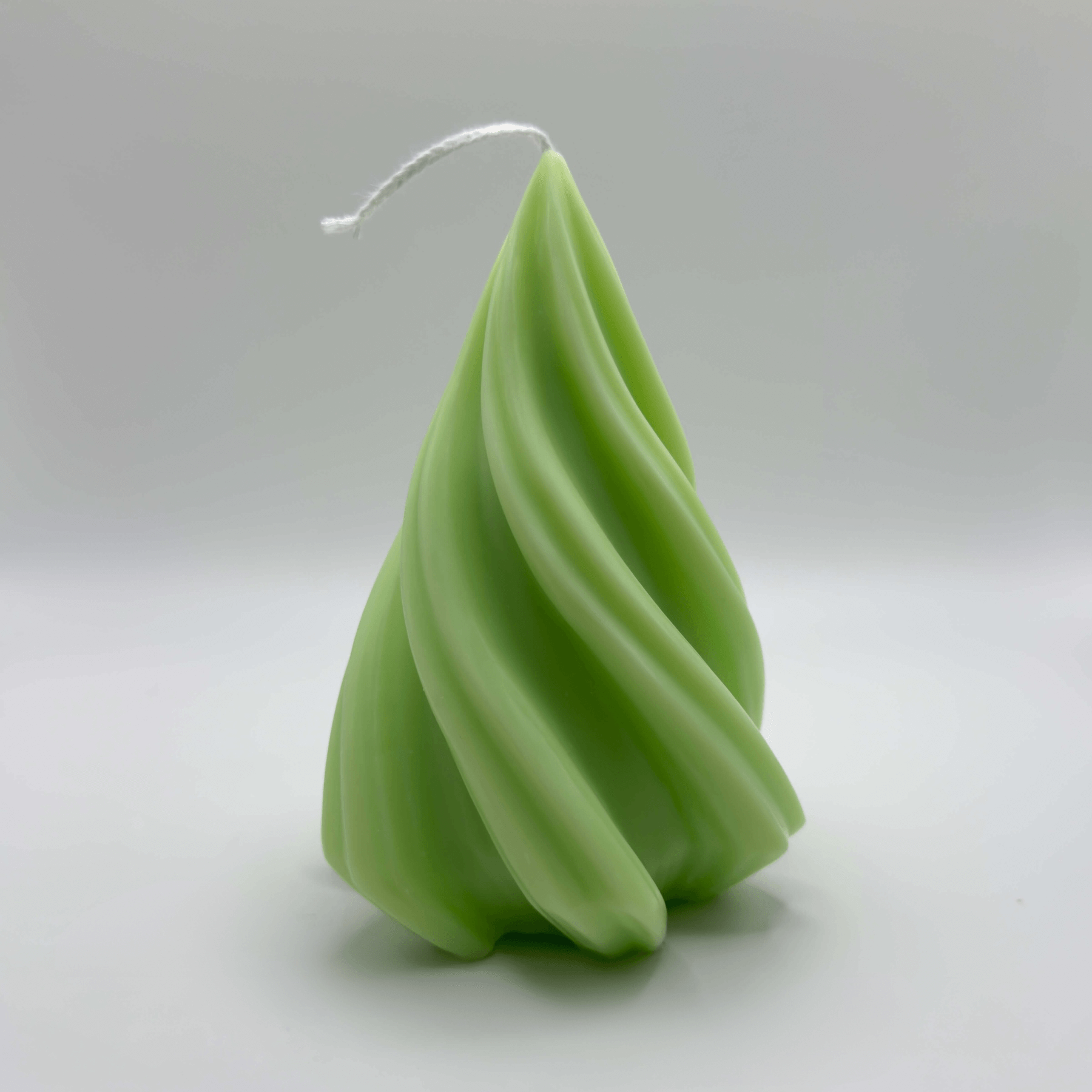 Die “Spiral Pine Tree” Kerze in Hellgrün besticht mit ihrem spiralförmigen Tannendesign und nachhaltigem Sojawachs – perfekt für deine moderne Weihnachtsdekoration.