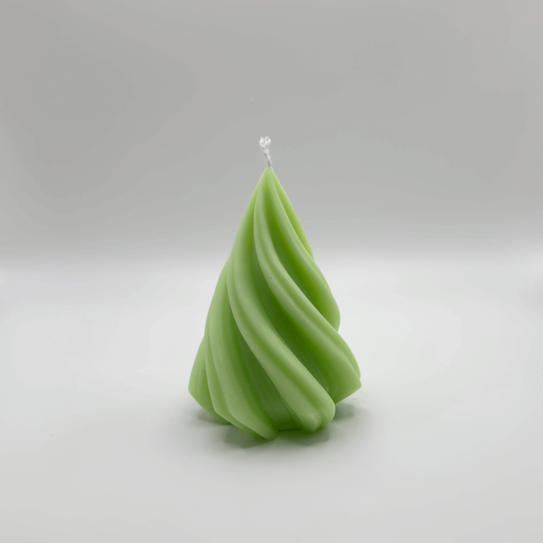 Die hellgrüne “Spiral Pine Tree” Kerze aus natürlichem Sojawachs überzeugt mit einem einzigartigen Spiraldetail, das eine moderne Weihnachtsästhetik schafft.