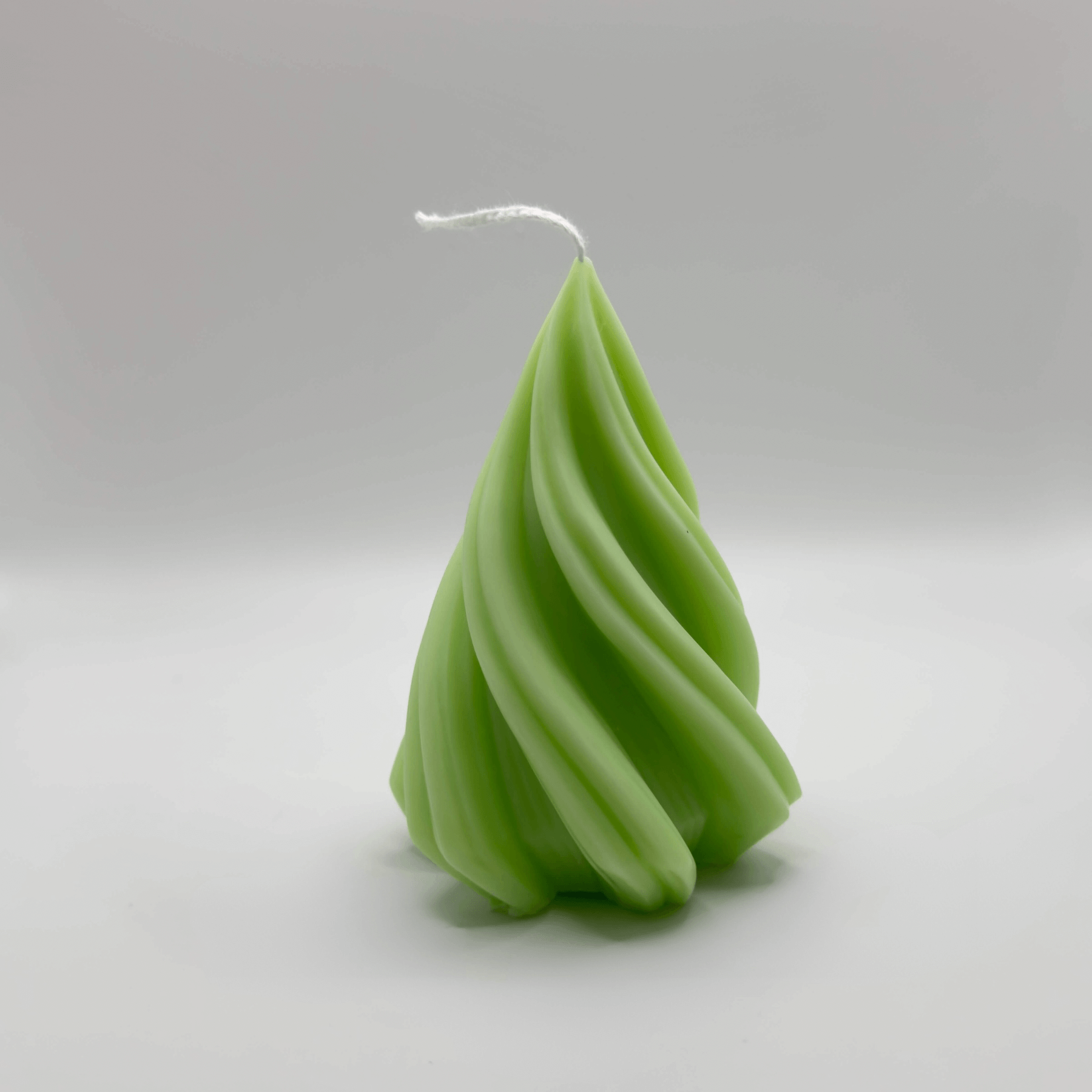 Die hellgrüne “Spiral Pine Tree” Kerze verleiht deiner Weihnachtsdeko mit ihrem spiralförmigen Design und nachhaltigem Sojawachs einen Hauch von Natur und Modernität.