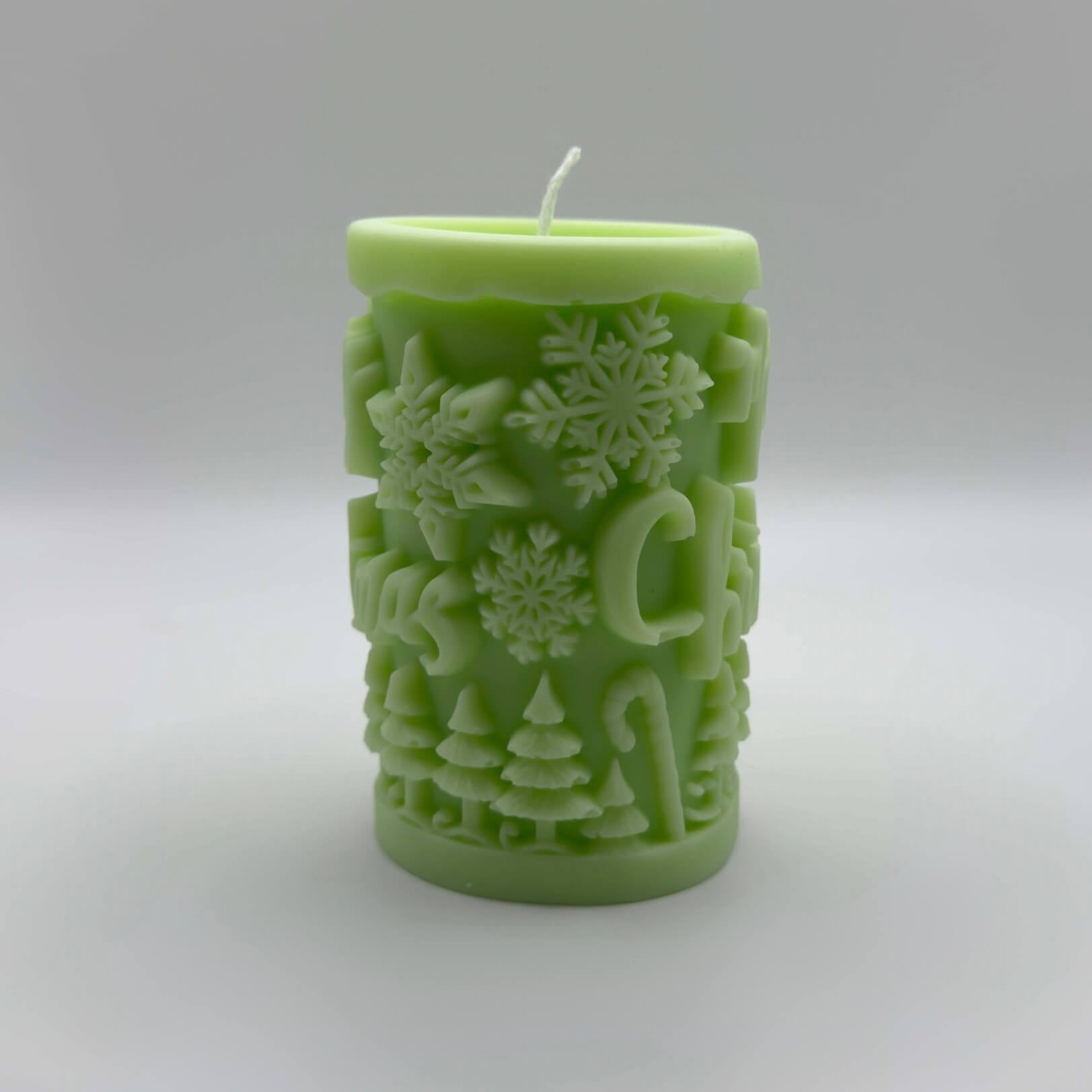 Die “Winter Forest” Kerze in Hellgrün kombiniert filigrane Weihnachtsmotive wie Tannen und Schneeflocken mit einem stilvollen Baumstamm-Design. Hergestellt aus veganem Sojawachs.