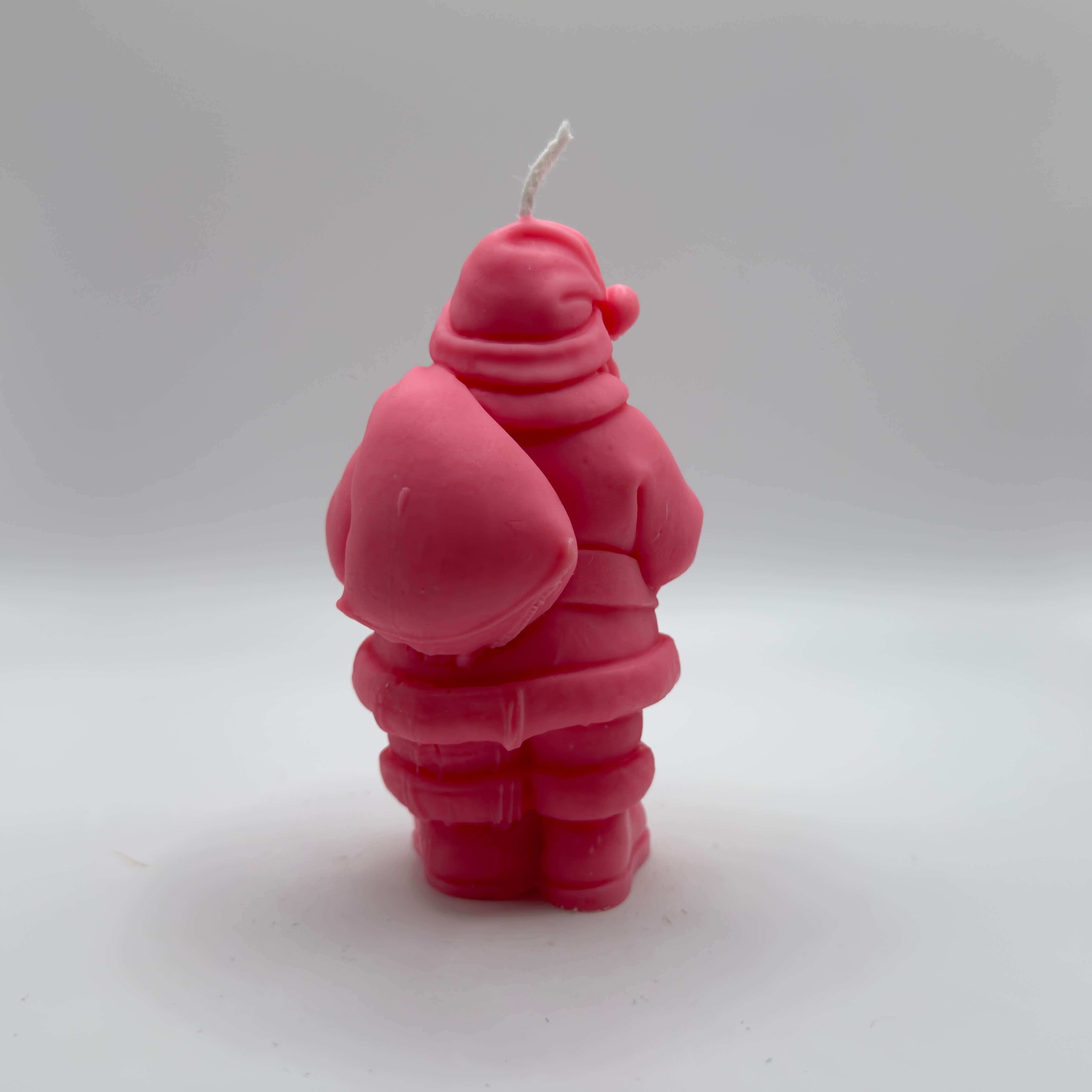 Hellpinke Santa Claus-Kerze aus veganem Sojawachs, geeignet für eine trendige, festliche Atmosphäre.