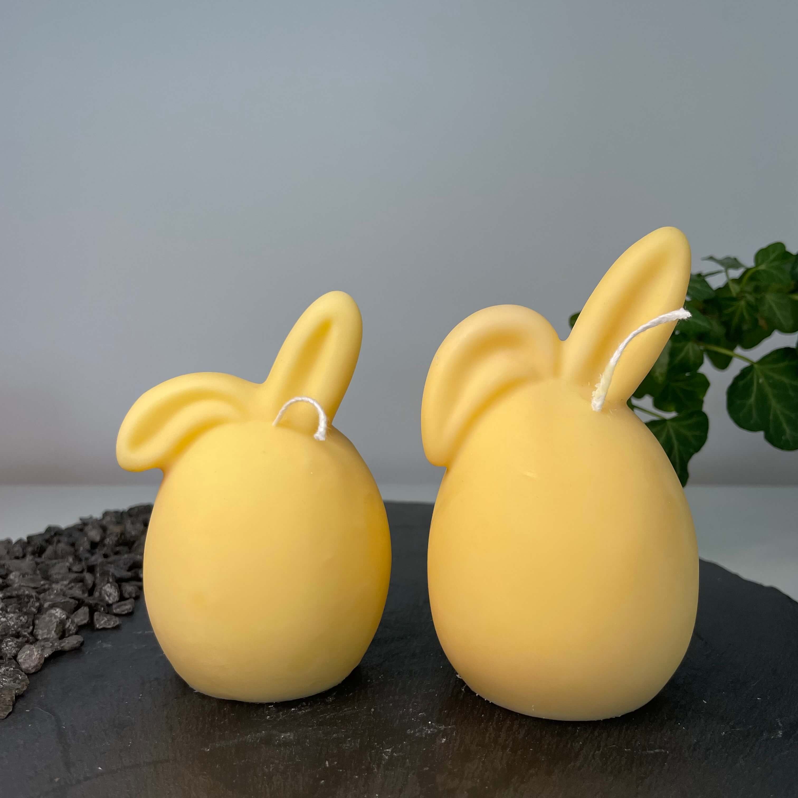 Hier sieht man unsere Hoppy Easter Egg Kerzen. Diese Osterei Hase Kerzen sind perfekt als Dekoration geeignet. Sie sind stilvoll und elegant, sowie ästhetisch. In Gelb.