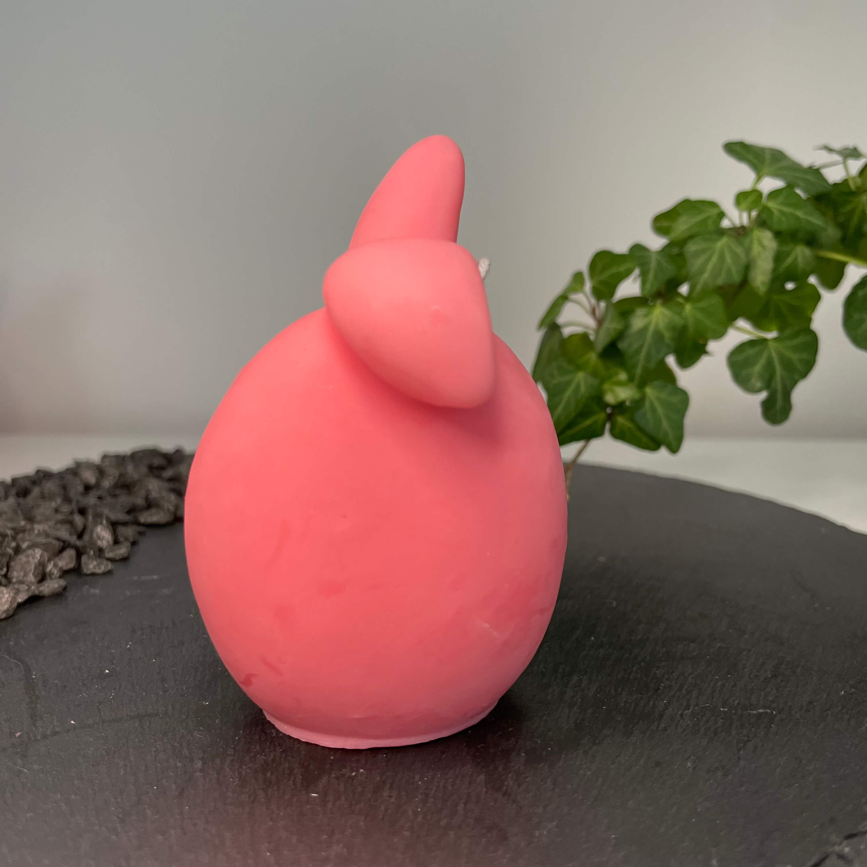 Hoppy Easter Egg Kerzen. Sie sind in verschiedenen Düften erhältlich. Die Düfte haben einen angenehmen und beruhigenden Geruch. Perfekt für entspannte Tage und Osterfeiertage. In Pink.
