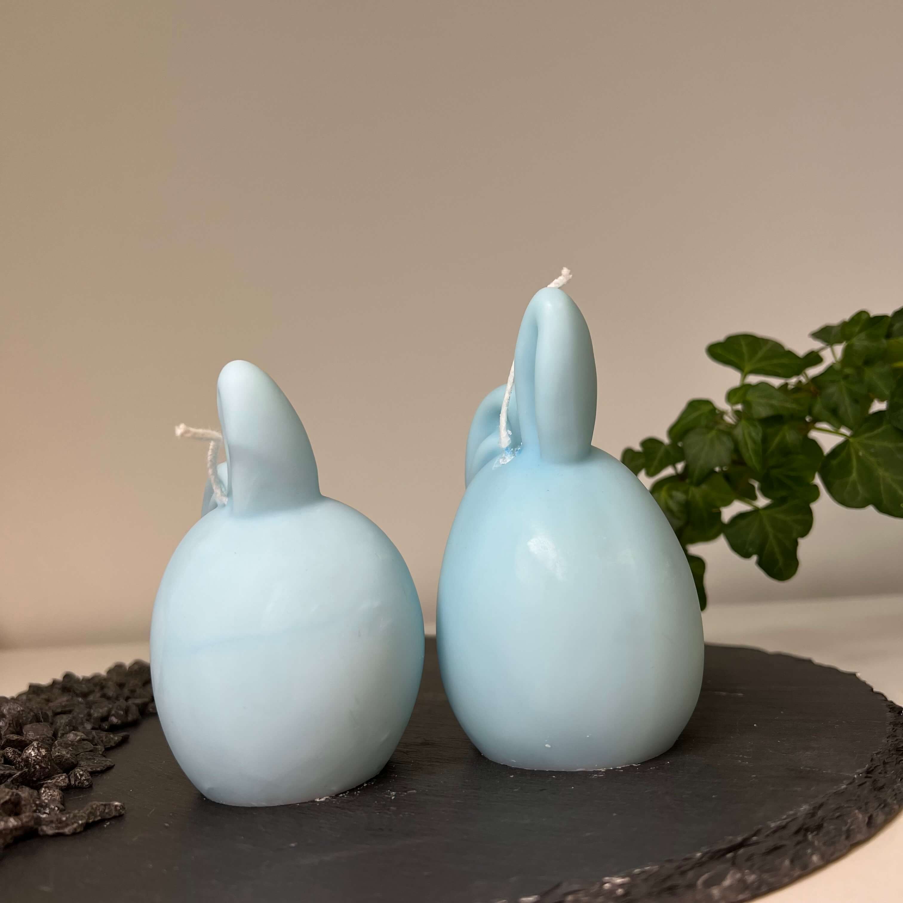 Unsere Hoppy Easter Egg Kerzen. Sie sind perfekt als Ostergeschenk und Osterkerze geeignet, dank ihrem Hasen und Osterei Design. In Hellblau.