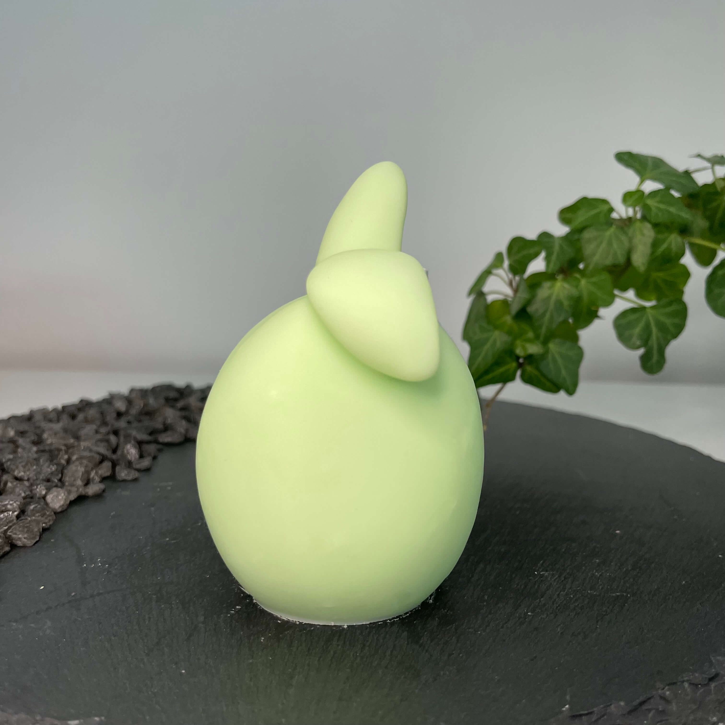 Unsere Hoppy Easter Egg Kerzen. Sie sind perfekt als Ostergeschenk und Osterkerze geeignet, dank ihrem Hasen und Osterei Design. In Hellgrün.