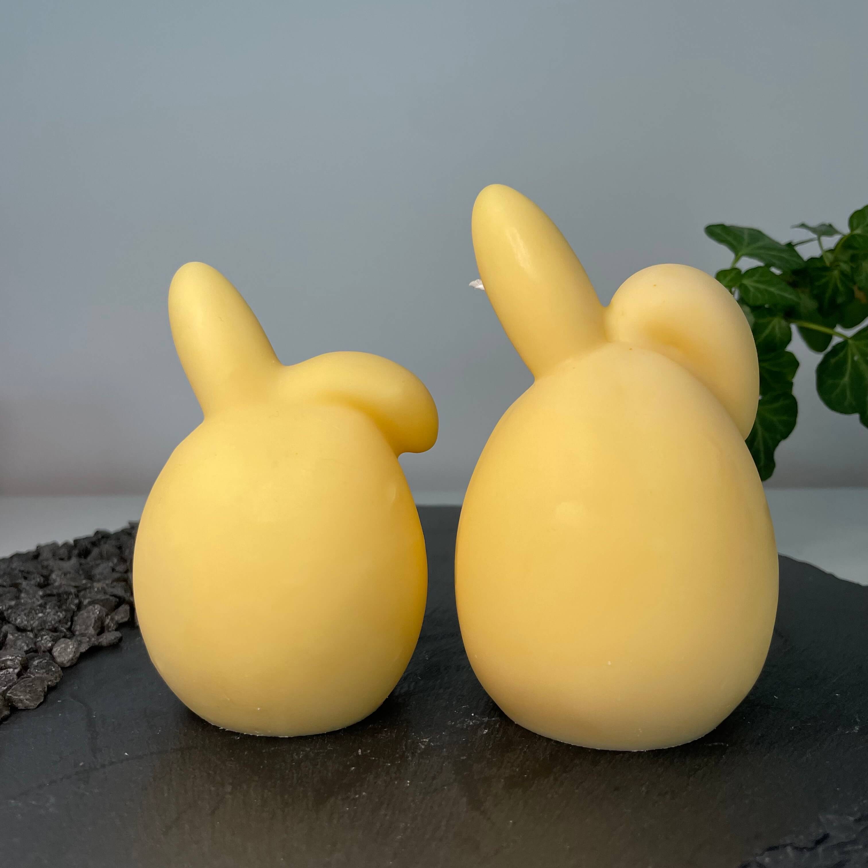 Hoppy Easter Egg Kerzen. Sie sind in verschiedenen Düften erhältlich. Die Düfte haben einen angenehmen und beruhigenden Geruch. Perfekt für entspannte Tage und Osterfeiertage. In Gelb.