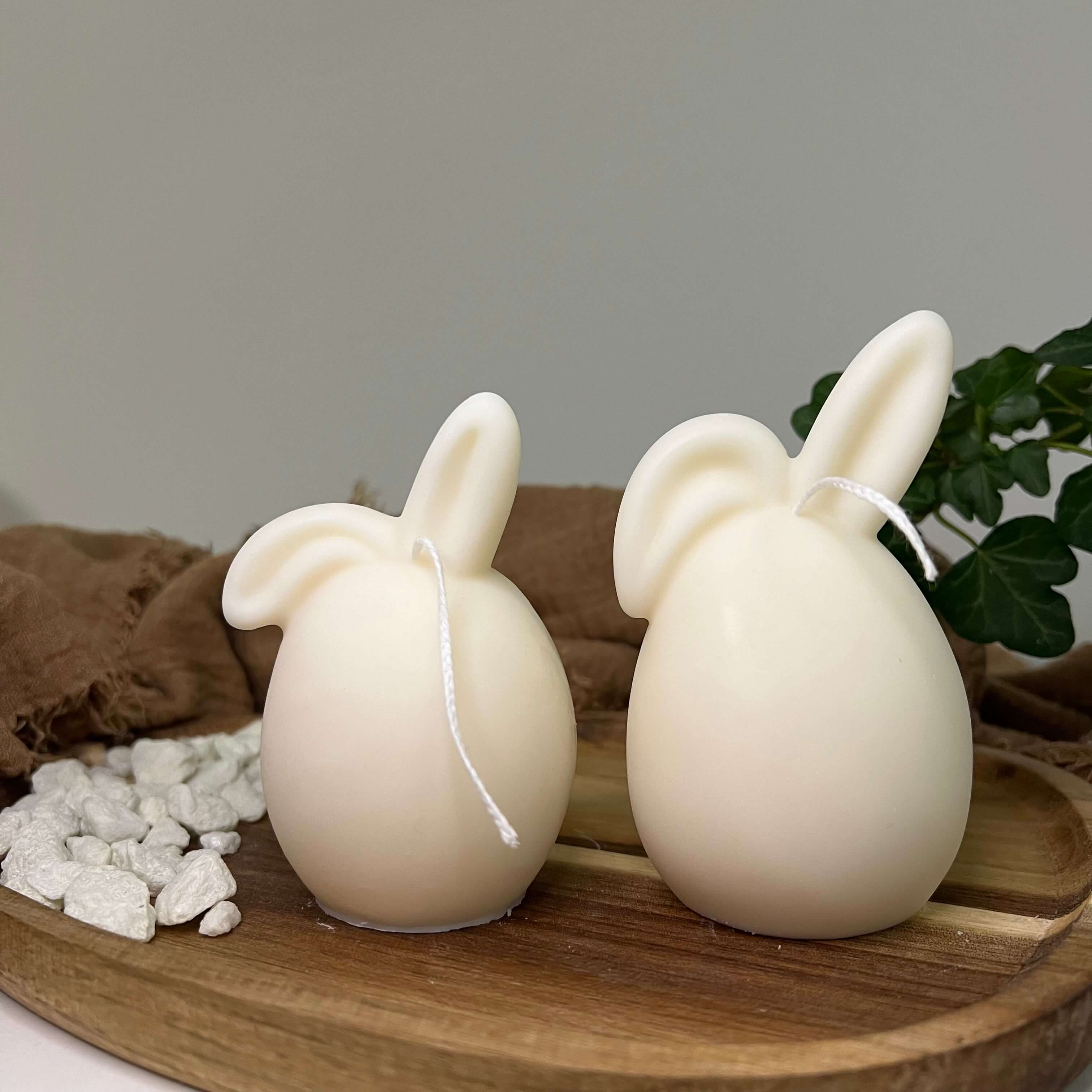 Unsere Hoppy Easter Egg Kerzen. Sie sind perfekt als Ostergeschenk und Osterkerze geeignet, dank ihrem Hasen und Osterei Design. In weiß.