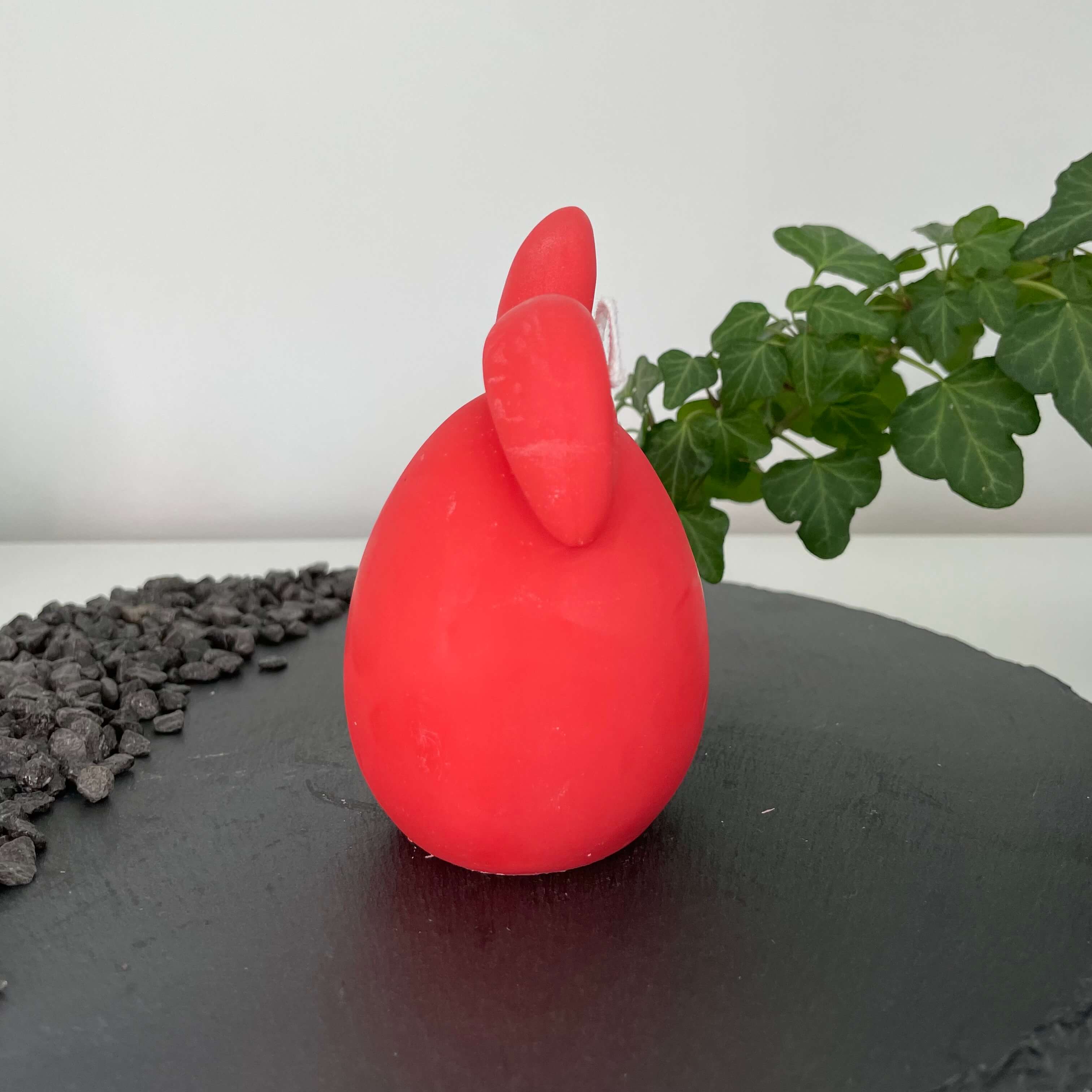 Die Hoppy Easter Egg Kerze ist handgemacht aus Bio Sojawachs. Sie ist nachhaltig, vegan und umweltfreundlich. In der Farbe Rot.