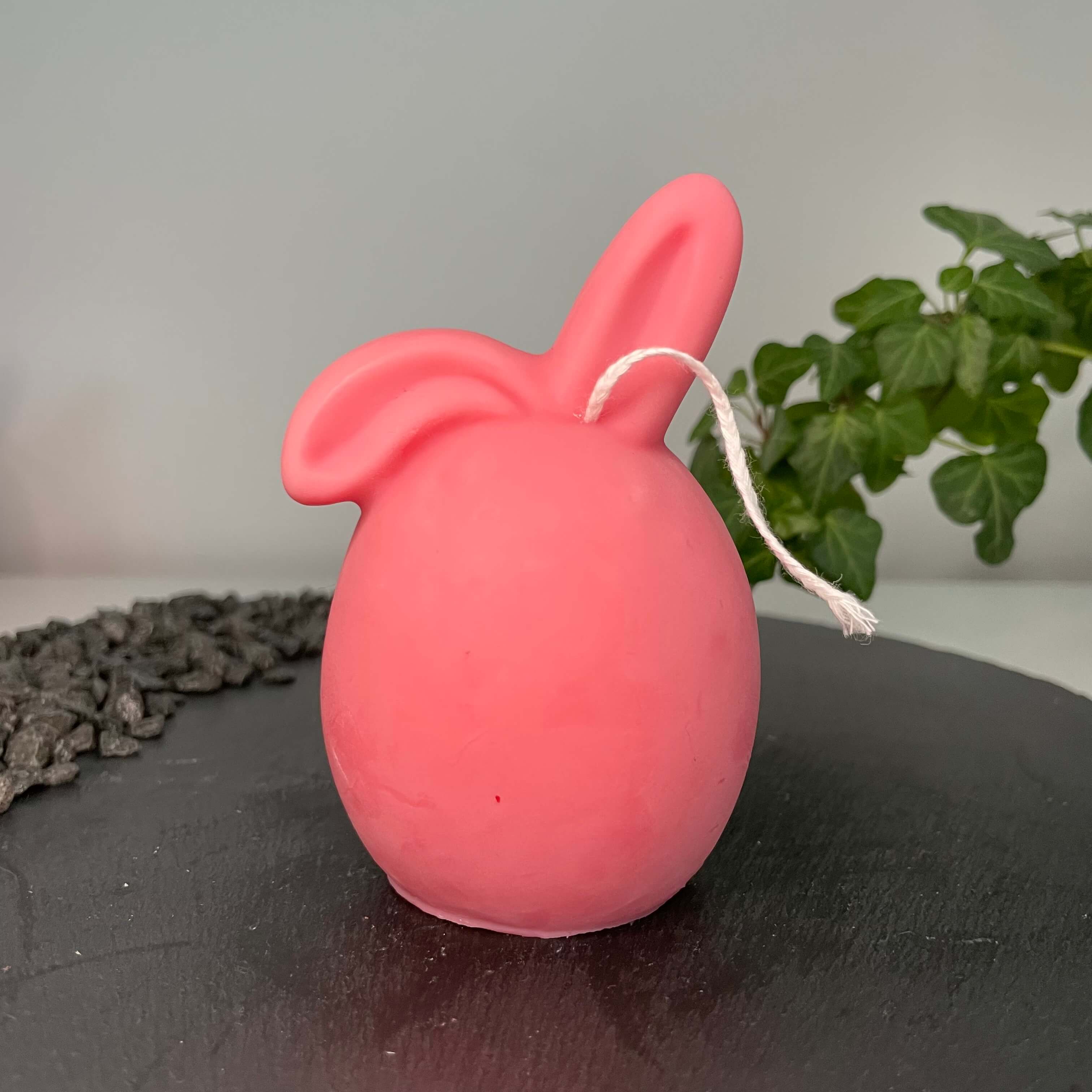 Hier sieht man unsere Hoppy Easter Egg Kerzen. Diese Osterei Hase Kerzen sind perfekt als Dekoration geeignet. Sie sind stilvoll und elegant, sowie ästhetisch. In Pink.