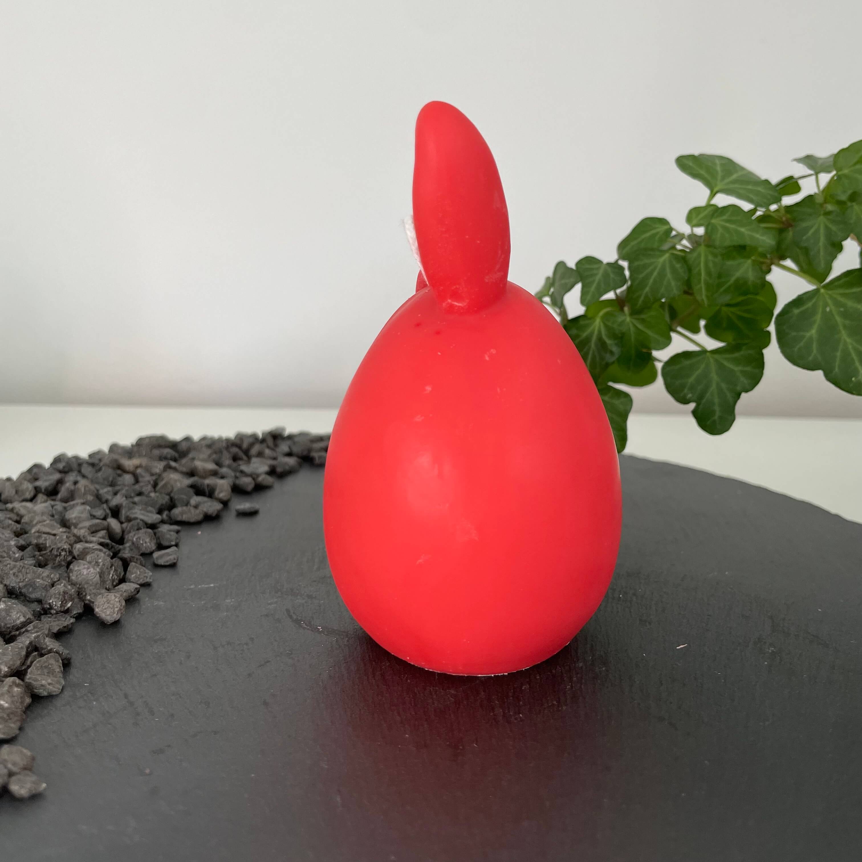 Unsere Hoppy Easter Egg Kerzen. Sie sind perfekt als Ostergeschenk und Osterkerze geeignet, dank ihrem Hasen und Osterei Design. In Rot.