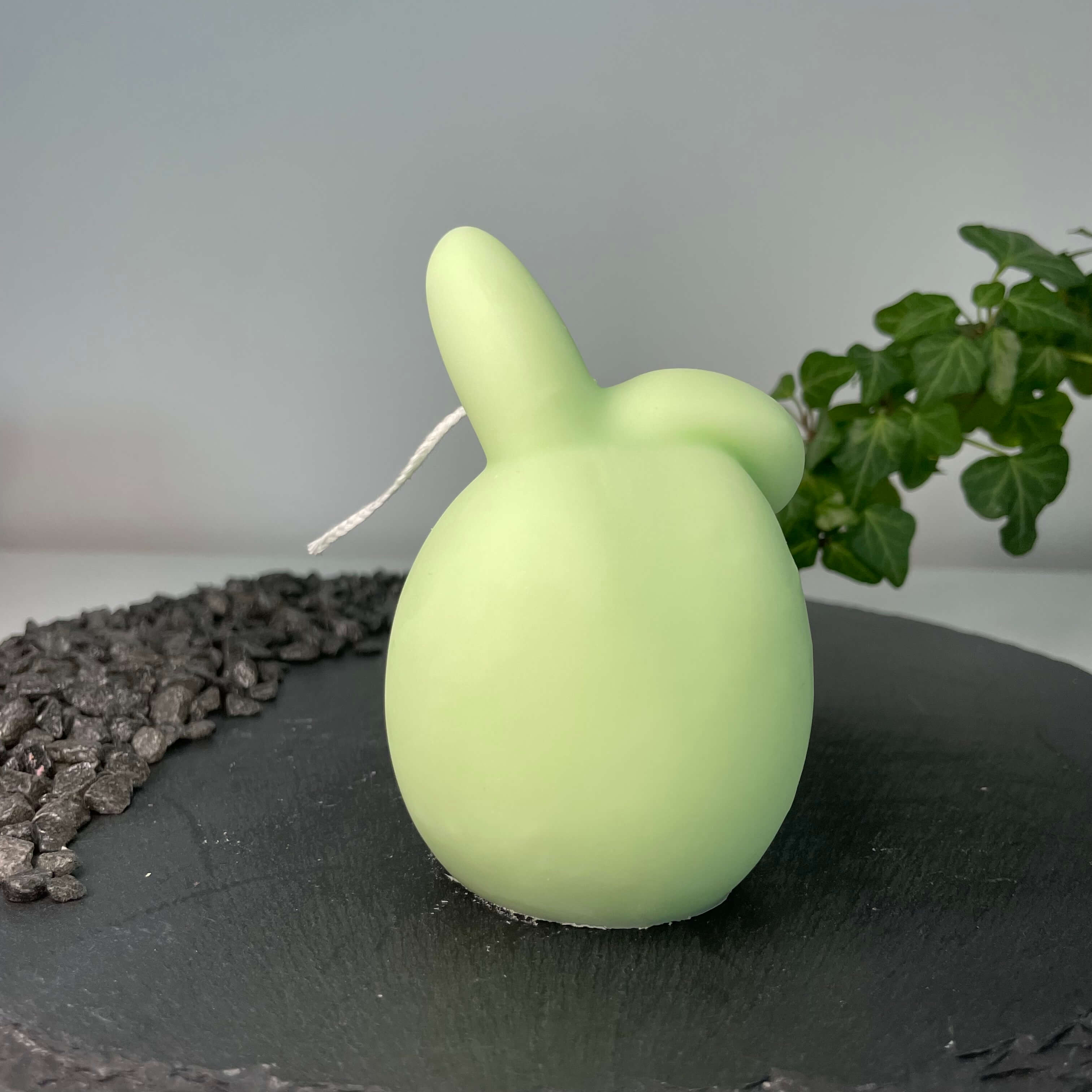 Die Hoppy Easter Egg Kerze ist handgemacht aus Bio Sojawachs. Sie ist nachhaltig, vegan und umweltfreundlich. In der Farbe Hellgrün.