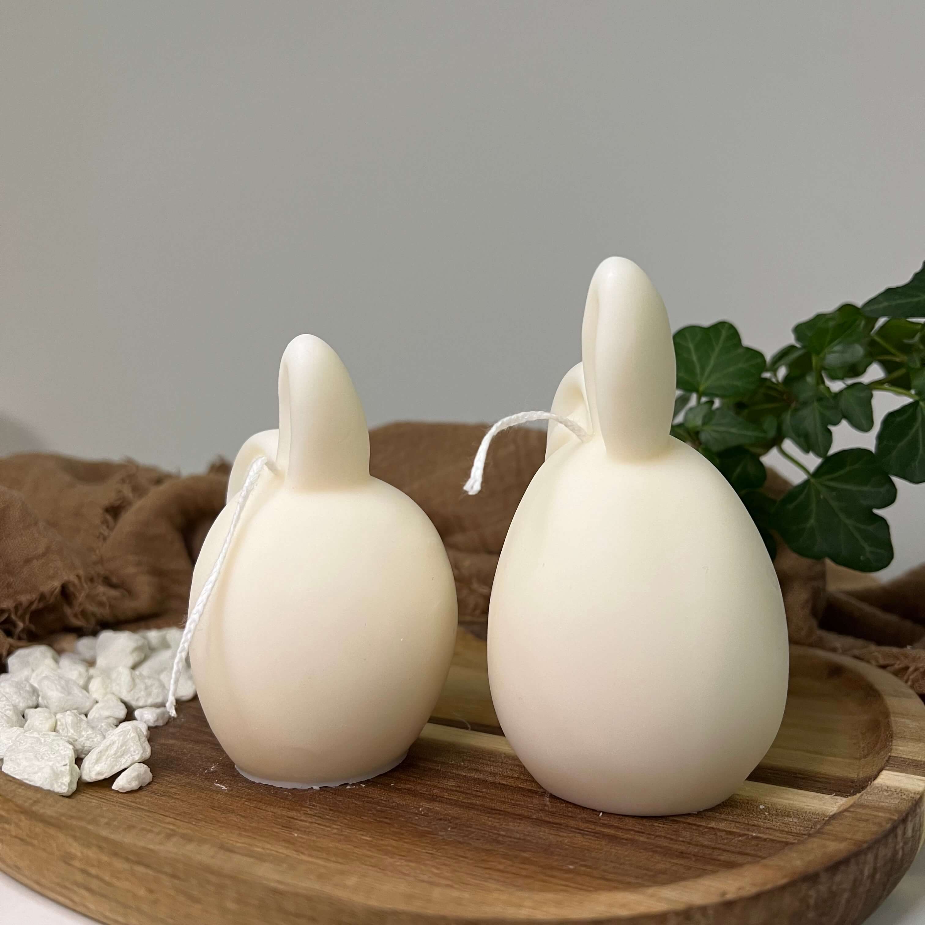 Hoppy Easter Egg Kerzen. Sie sind in verschiedenen Düften erhältlich. Die Düfte haben einen angenehmen und beruhigenden Geruch. Perfekt für entspannte Tage und Osterfeiertage. In weiß.