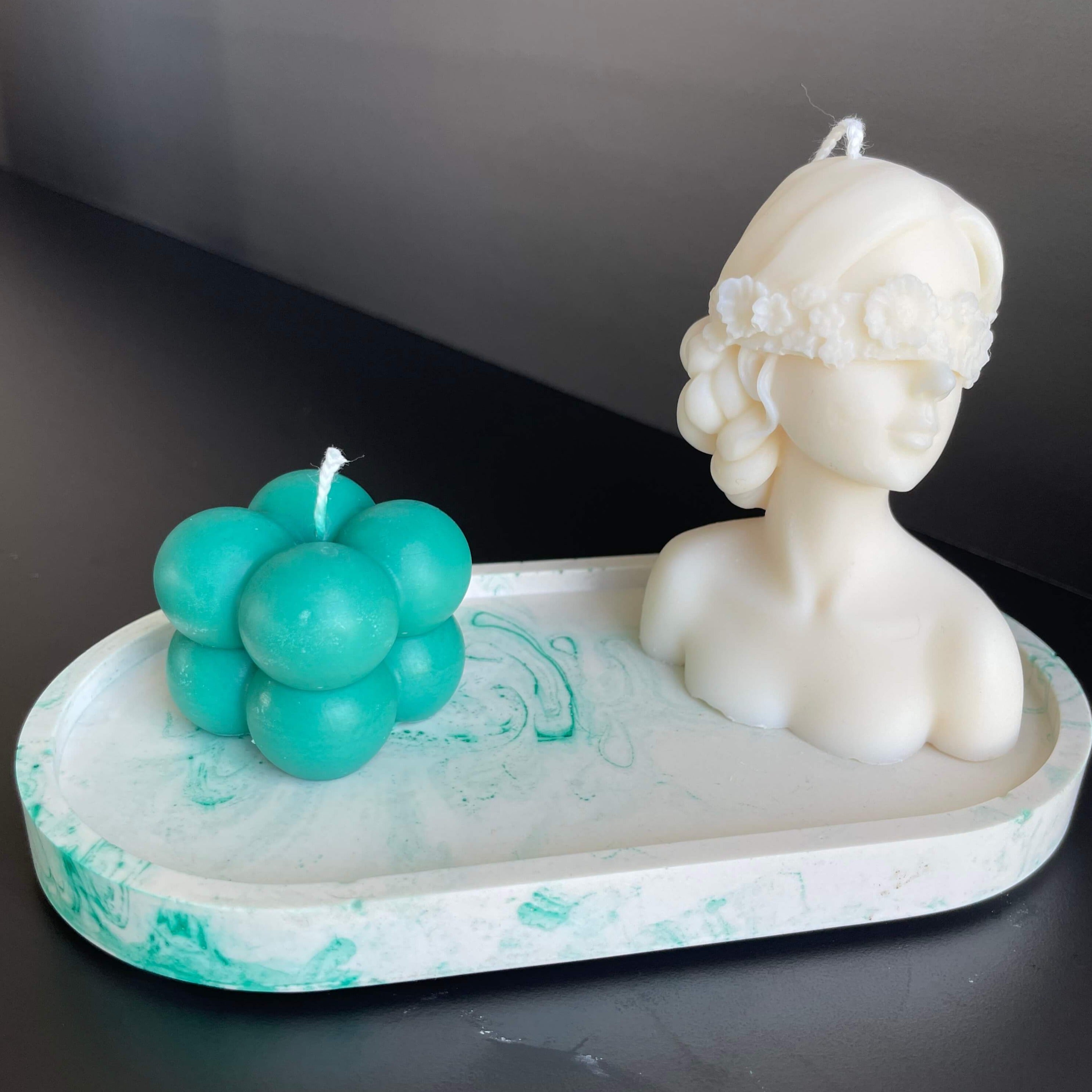 Hier sieht man unser LadyGlow & BubblyWhisper Geschenke-Set. Es ist perfekt als Dekoration geeignet. Es sieht elegant und ästhetisch aus.