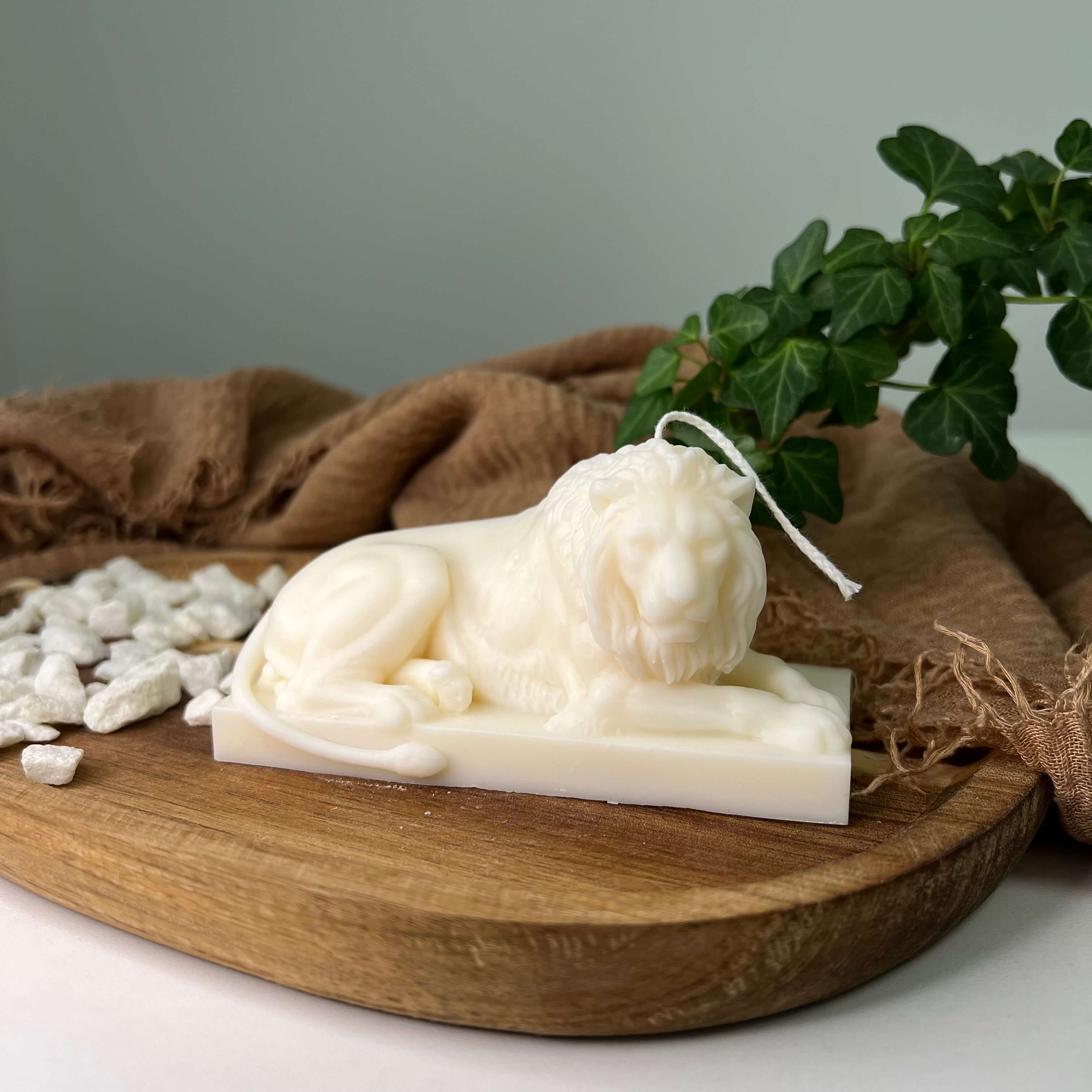 Hier ist unsere Lion Majesty Glow Kerze zusehen. Sie ist die perfekte Dekoration mit ihrem Löwen Design. Sie sieht elegant, ästhetisch und stilvoll aus.