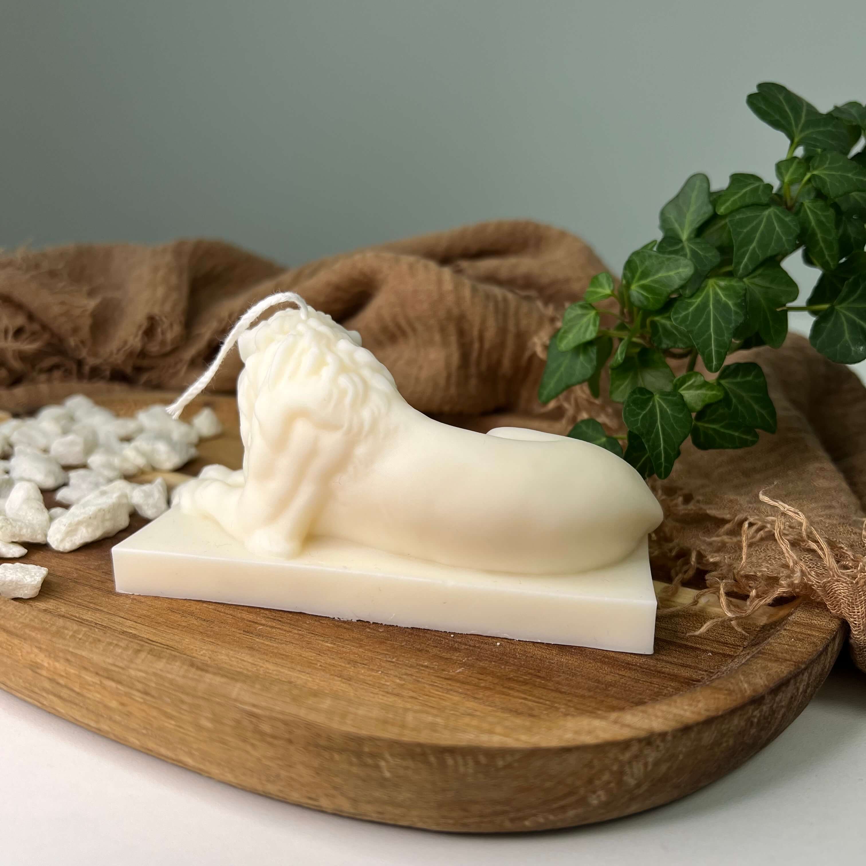 Unsere Löwen Kerze Lion Majesty Glow. Diese Designer Kerze ist purer Luxus für jedes Zuhause.