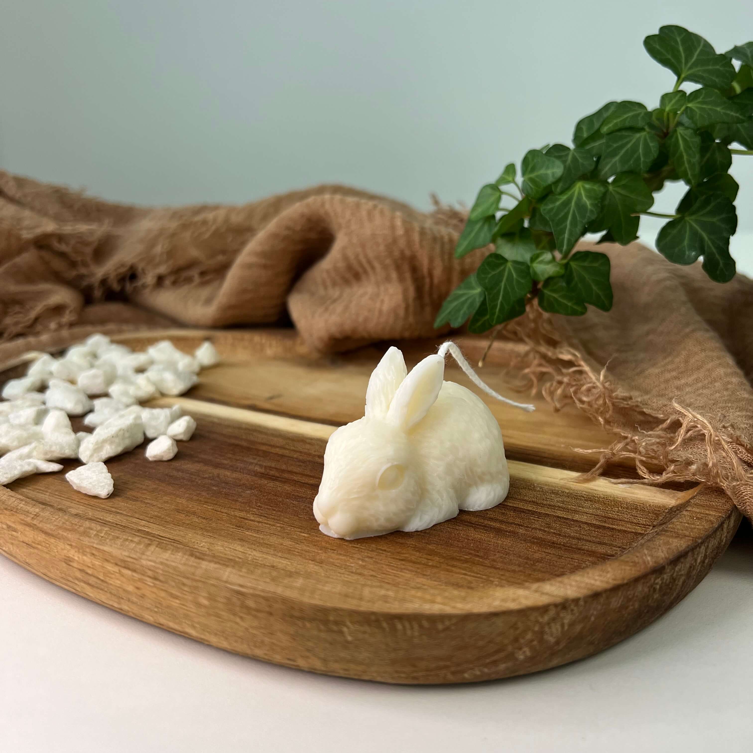 Diese Little Bunny Gleam Kerze, mit ihrem Hasen Design ist ein ästhetisches Kunstwerk. Sie ist ein Unikat und individuell gestaltbar.