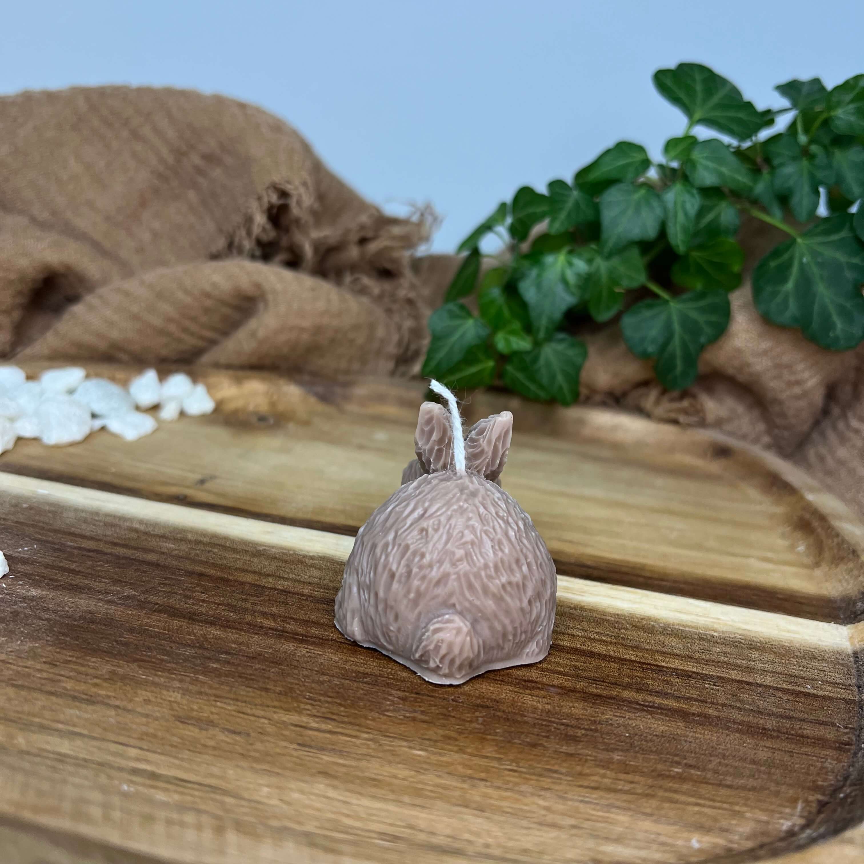 Die Little Bunny Gleam Sojawachs Kerze aus Handarbeit ist die ideale Osterkerze. In Braun.