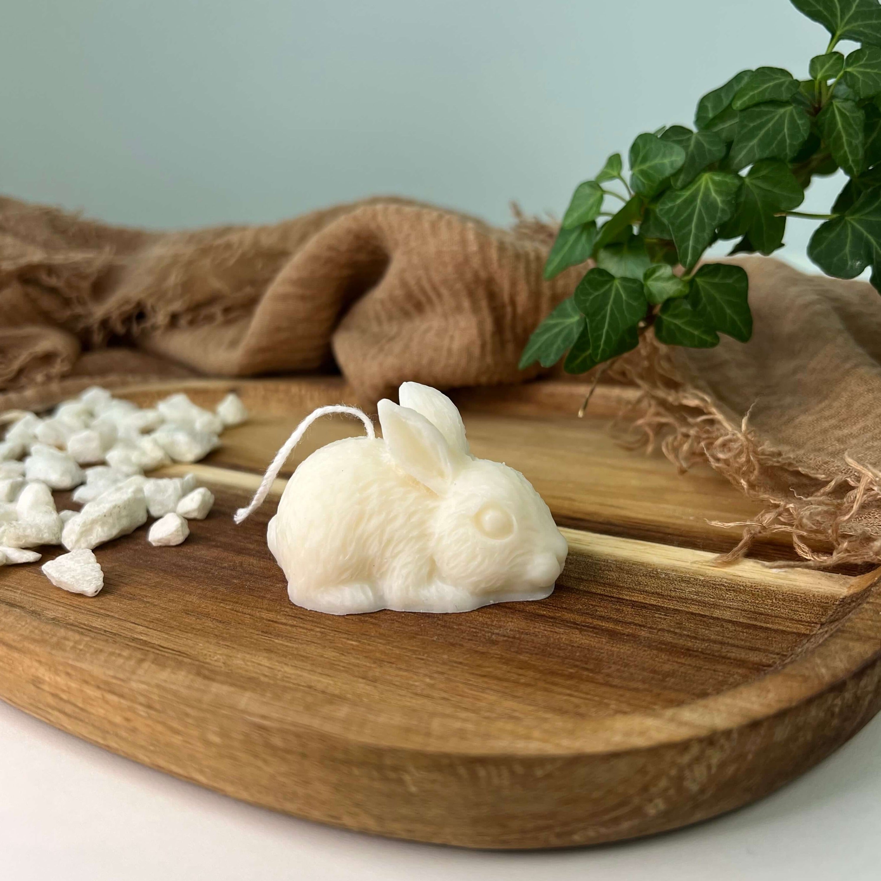 Dargestellt ist hier die Hasenkerze Little Bunny Gleam. Sie ist perfekt als Geschenk geeignet für Geburtstage, Ostern und Weihnachten.