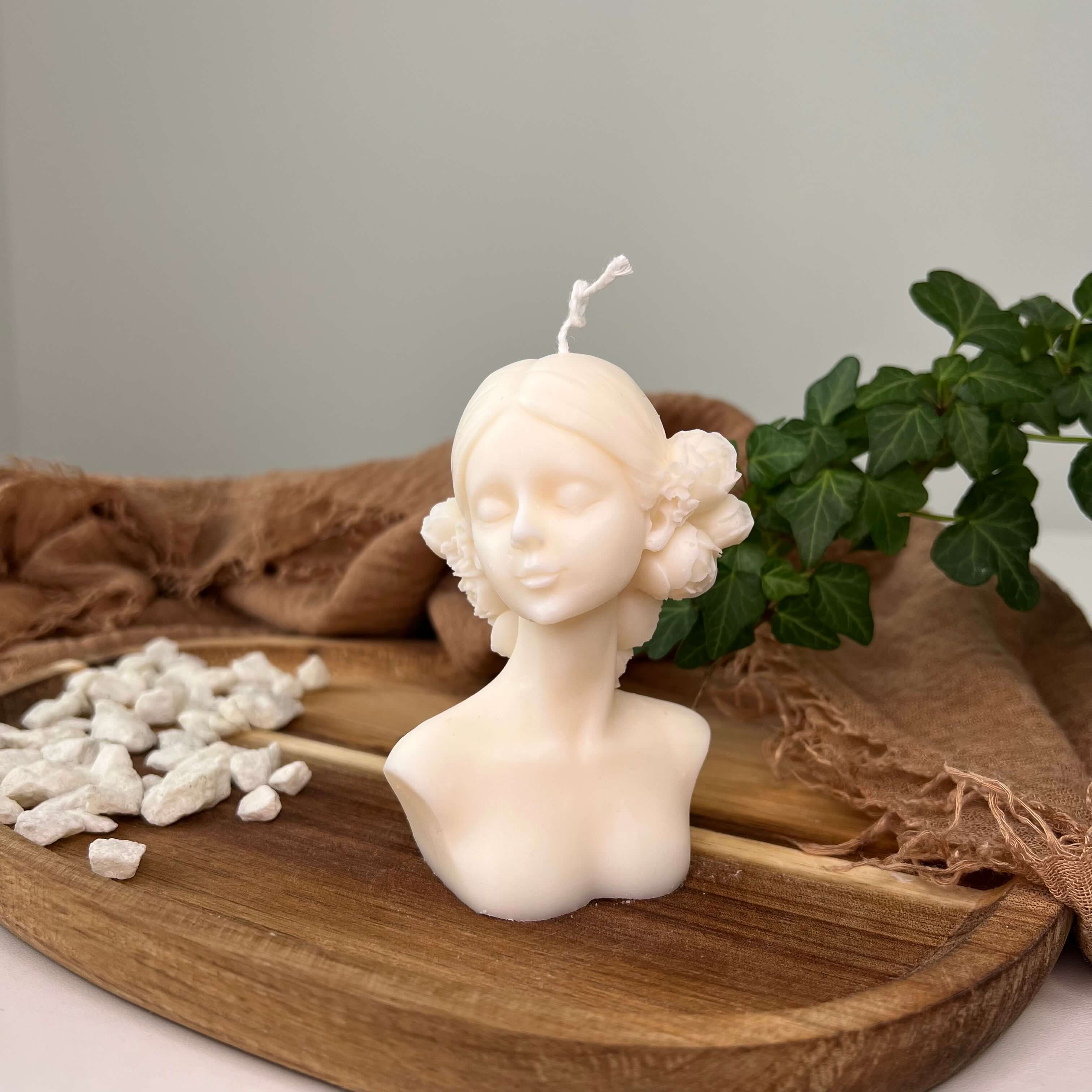 Unsere Madame Lumière Kerze aus Sojawachs ist perfekt als Weihnachtskerze, Osterkerze oder als Verlobungskerze wie auch Hochzeitskerze geeignet. Mit ihrem einzigartigen Design drückt sie einen gewissen Charme aus.