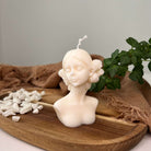 Unsere Madame Lumière Kerze aus Sojawachs ist perfekt als Weihnachtskerze, Osterkerze oder als Verlobungskerze wie auch Hochzeitskerze geeignet. Mit ihrem einzigartigen Design drückt sie einen gewissen Charme aus.