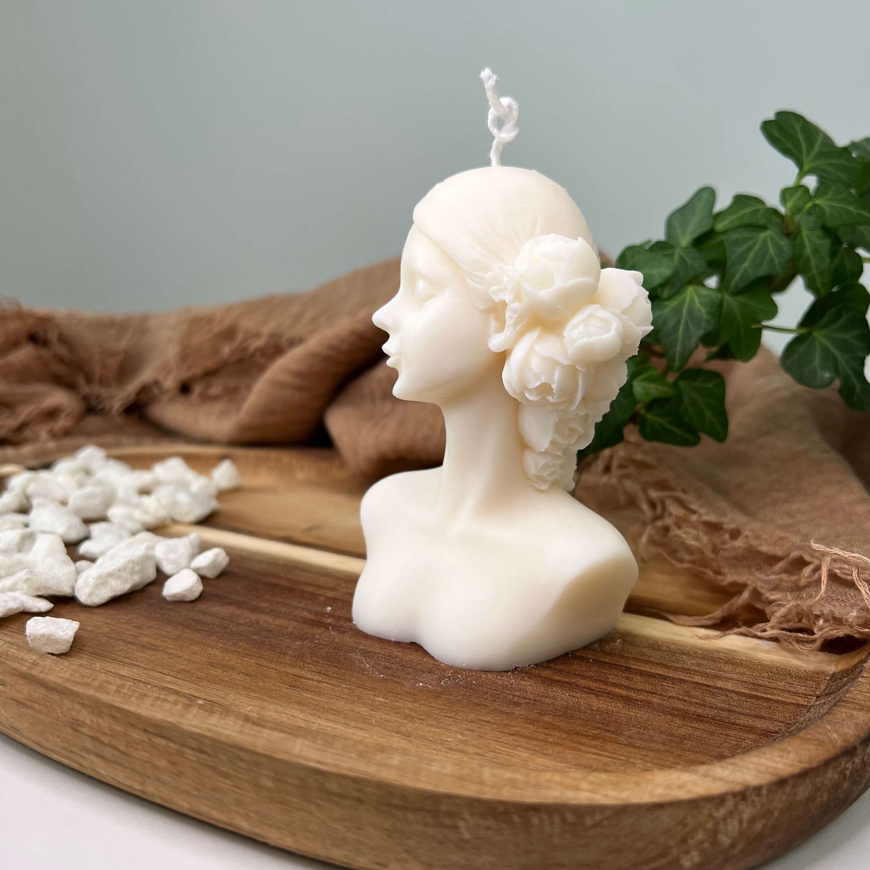 Die Kerze Madame Lumière sieh aus wie eine Frau. Sie ist perfekt als Weihnachtsgeschenk, Geburtstagsgeschenk oder auch als Ostergeschenk geeignet. Ihr hochwertiges Sojawachs ist aus Hand gegossen.