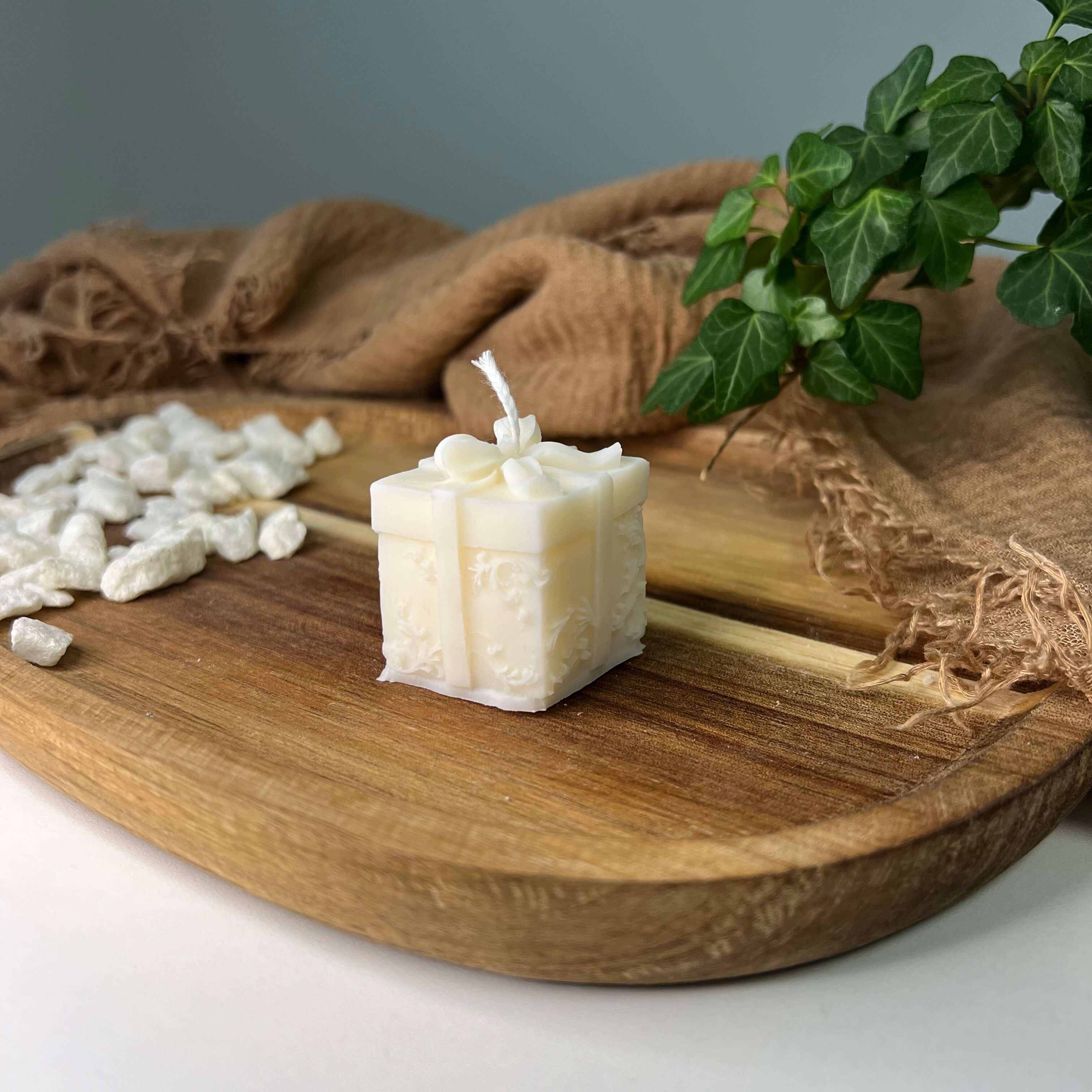 Hier sieht man unsere Magic Gift Kerze. Sie ist perfekt als Dekoration geeignet mit ihrem eleganten und ästhetischem Design. Diese Duftkerze ist stilvoll und in mehreren Düften erhätlich.