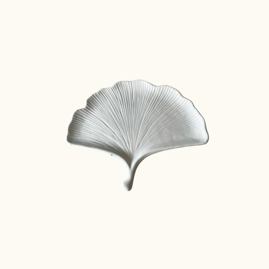 Auf diesem Bild sieht man unseren Majestic Leaf Impress Jesmonite Untersetzer. Er ist handgemacht aus hochwertigem Jesmonite. Zudem ist er umweltfreundlich, nachhaltig und vegan.