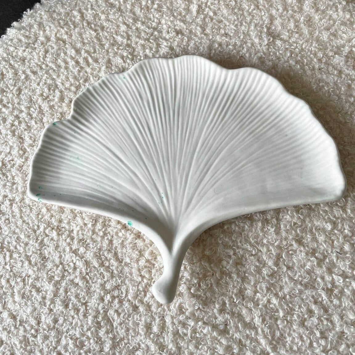 Der Majestic Leaf Impress Jesmonite Untersetzer ist auch als Schmucktablett geeignet. Mit seinem hochwertigem Material ist er auch die perfekte Schmuckvitrine oder Armbandkasten.