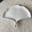 Der Majestic Leaf Impress Jesmonite Untersetzer ist auch als Schmucktablett geeignet. Mit seinem hochwertigem Material ist er auch die perfekte Schmuckvitrine oder Armbandkasten.