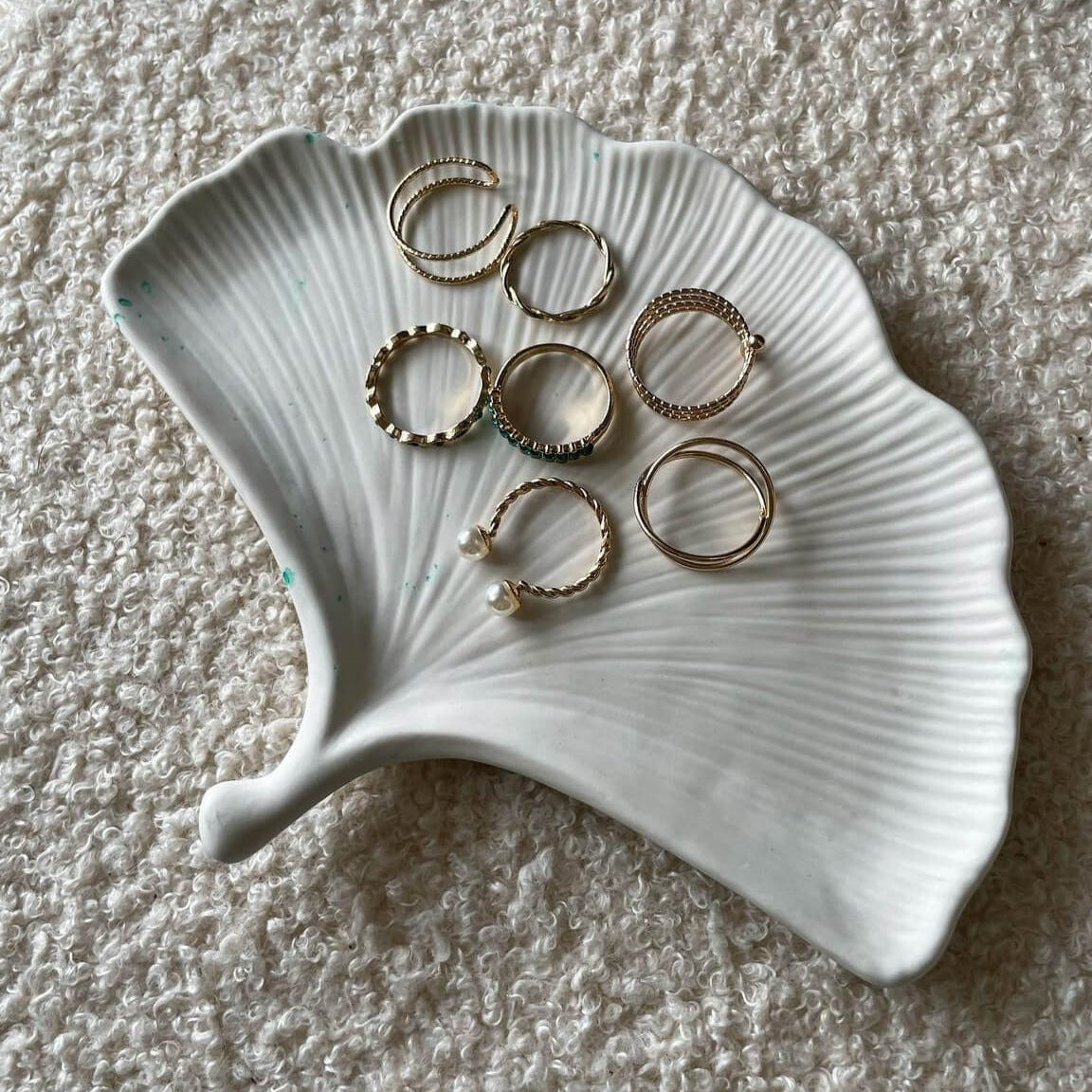 Hier sieht man unseren Majestic Leaf Impress Jesmonite Untersetzer. Er ist perfekt als Dekoration geeignet. Er sieht elegant und ästhetisch aus.