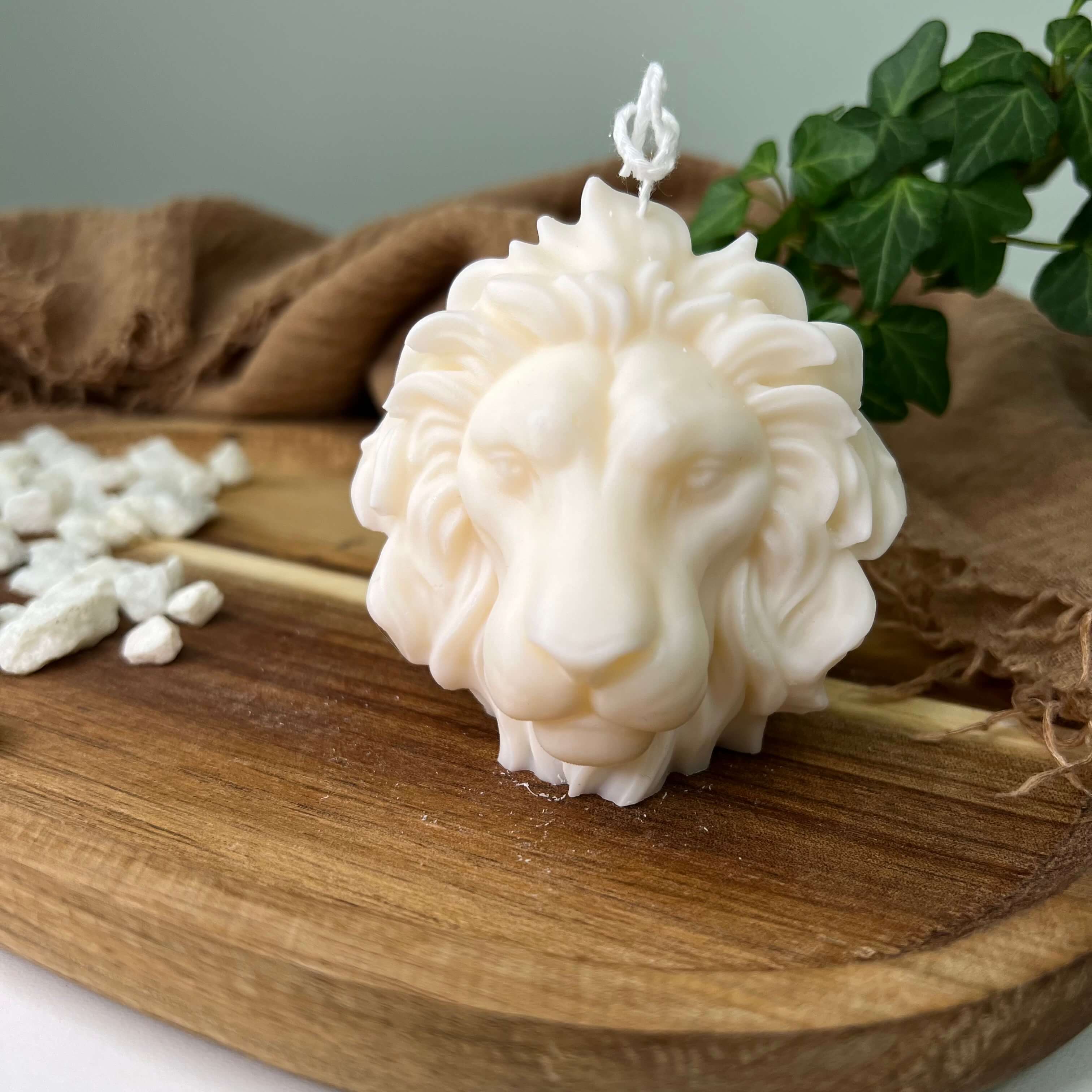 Unsere Majesty Lion Mane Kerze. Sie hat ein Löwen Design und ist in verschiedenen Düften verfügbar. Die Düfte haben einen angenehmen Geruch und entspannen. Perfekt für gemütliche Tage.