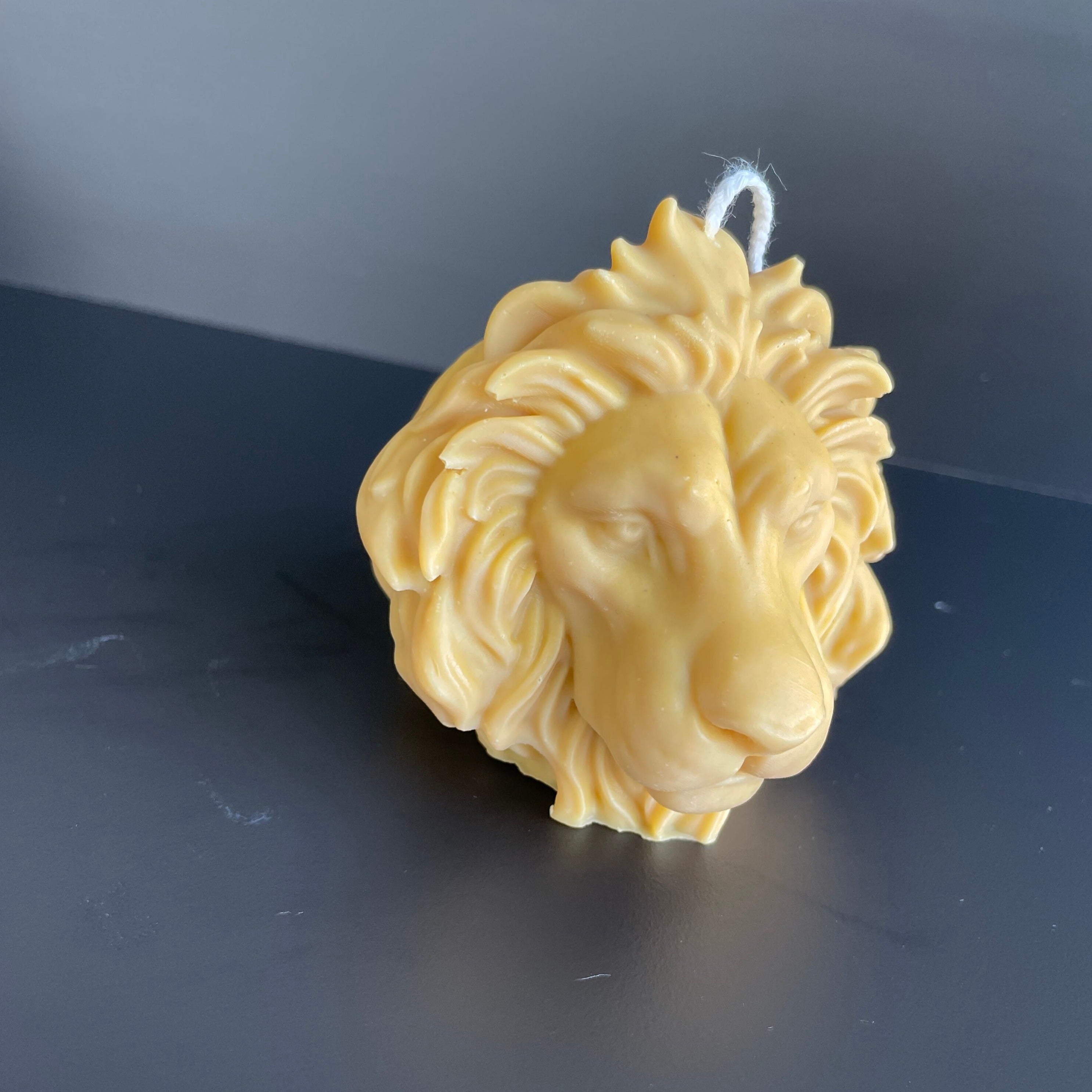 Hier sieht man unsere Majesty Lion Mane Kerze. Diese Löwen Kerze ist die perfekte Dekoration. Sie ist einzigartig und elegant. Zudem ist sie ästhetisch und stilvoll. In Gelb.