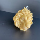 Hier sieht man unsere Majesty Lion Mane Kerze. Diese Löwen Kerze ist die perfekte Dekoration. Sie ist einzigartig und elegant. Zudem ist sie ästhetisch und stilvoll. In Gelb.