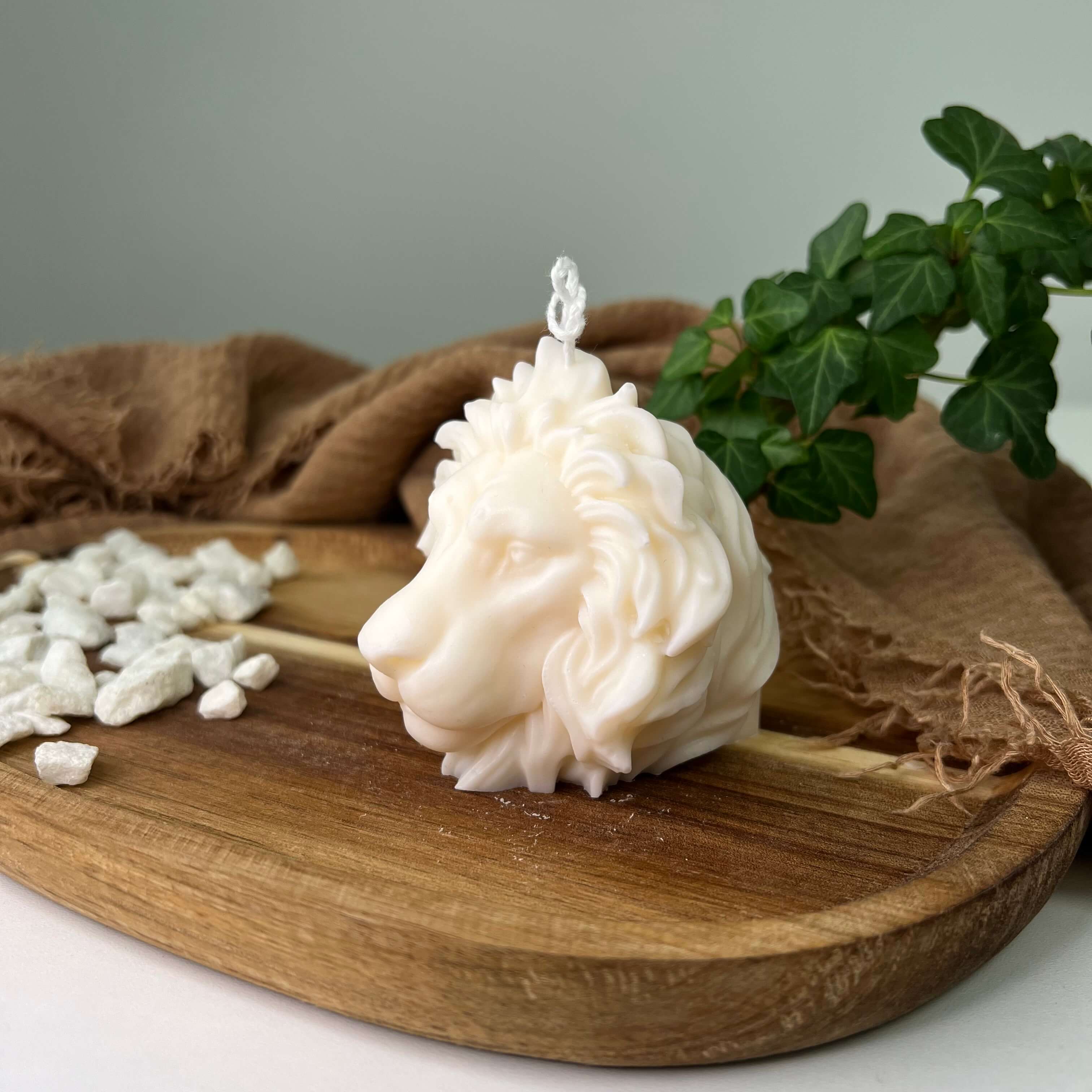 Die Majesty Lion Mane Kerze. Mit ihrem Löwen Design ist sie das perfekte Geburtstagsgeschenk. Dank ihrem einzigartigem Design auch als Weihnachtsgeschenk, Ostergeschenk oder Gastgeschenk geeignet. Sie ist handgemacht aus Sojawachs.