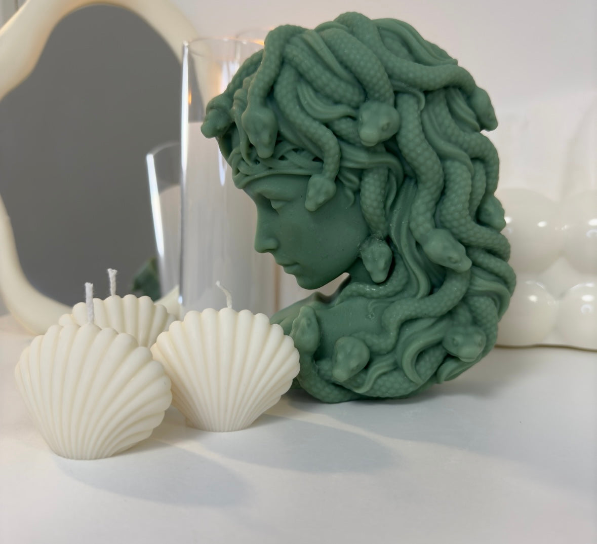 Dunkelgrüne Medusas Whispering Flames Kerze mit Schlangen-Details – vegane und handgemachte Sojawachs-Kerze inspiriert von der griechischen Mythologie, perfekt als besondere Dekoration oder Geschenkidee.