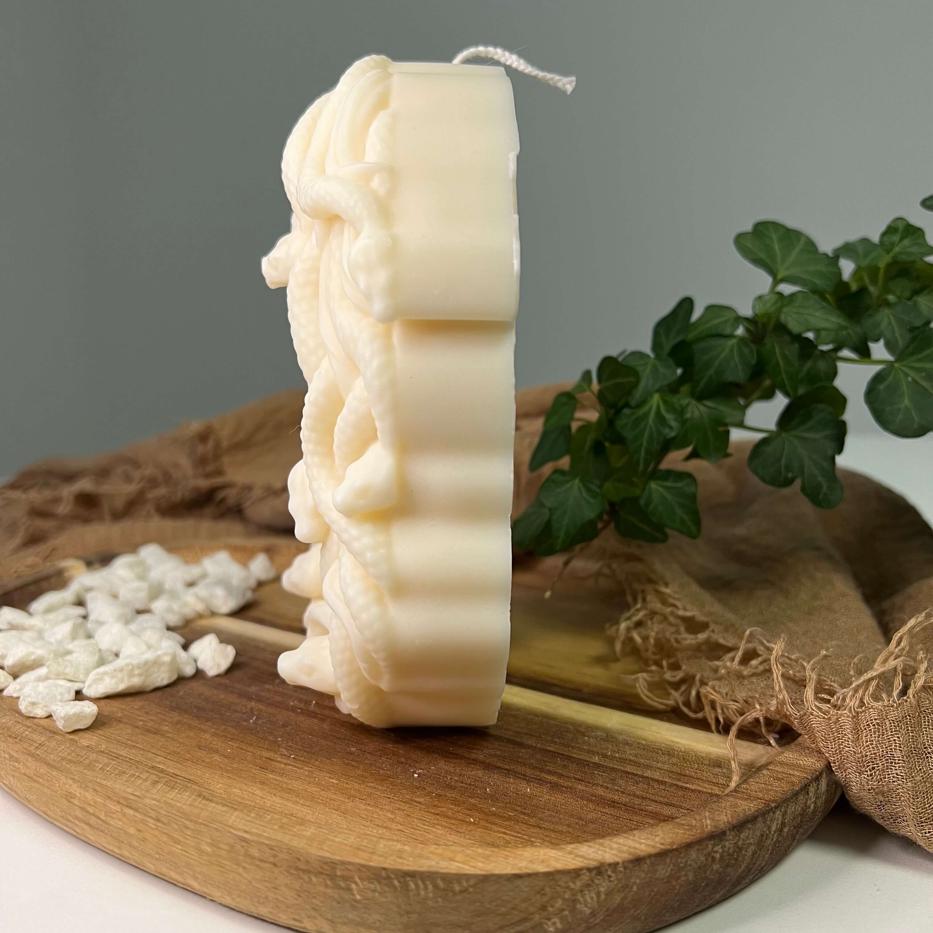 Die handgemachte Medusa's Whispering Flames Kerze. Sie ist stillvoll, einzigartig und dank ihrem prachtvollen Design ein Unikat.