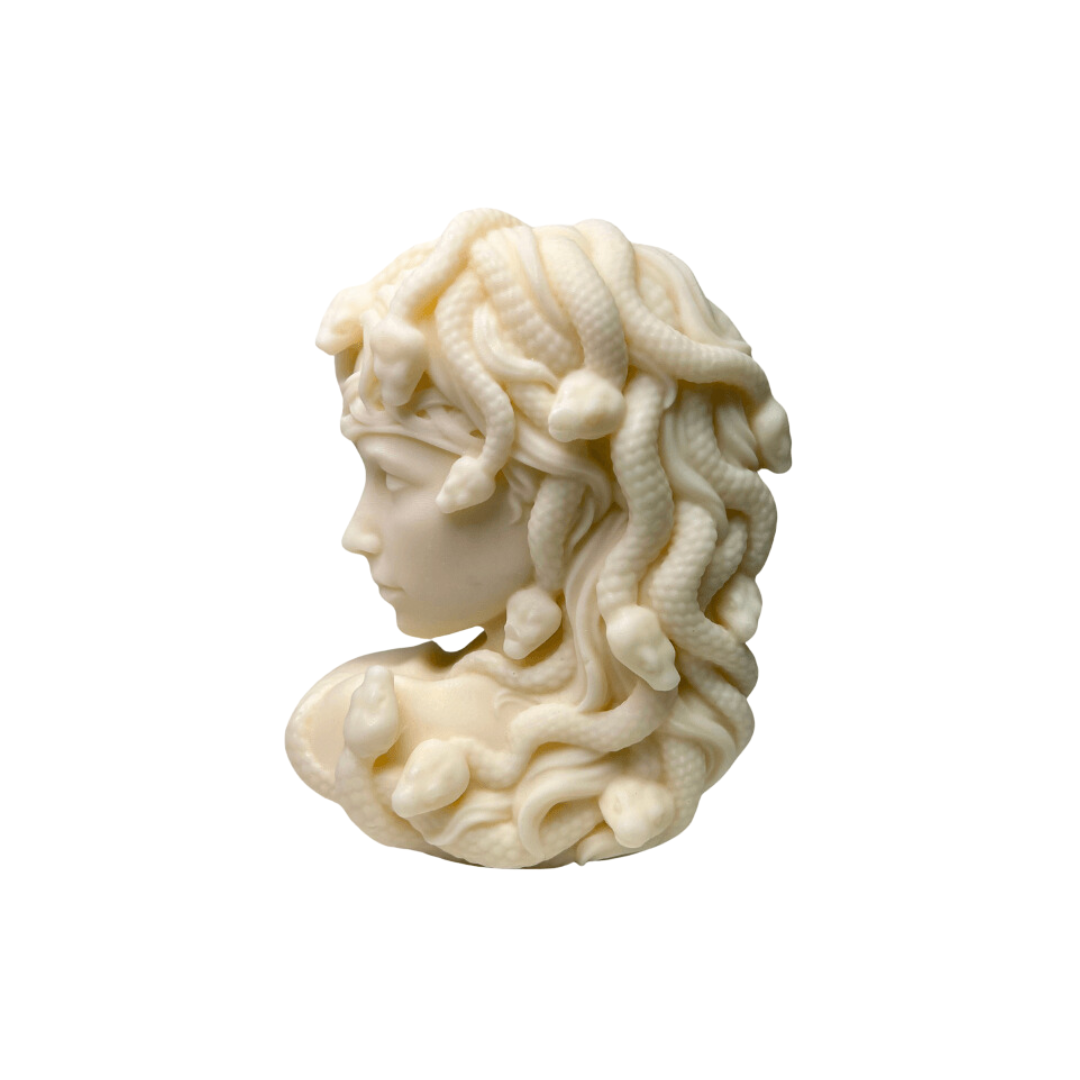 Auf diesem Bild sieht man unsere Medusa's Whispering Flames Kerze. Sie ist handgemacht aus Bio Sojawachs, zudem ist sie nachhaltig, vegan und umweltfreundlich. Header Bild.