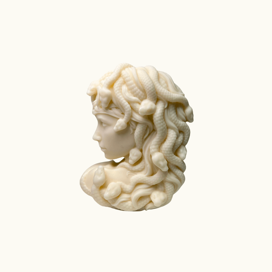 Auf diesem Bild sieht man unsere Medusa's Whispering Flames Kerze. Sie ist handgemacht aus Bio Sojawachs, zudem ist sie nachhaltig, vegan und umweltfreundlich.