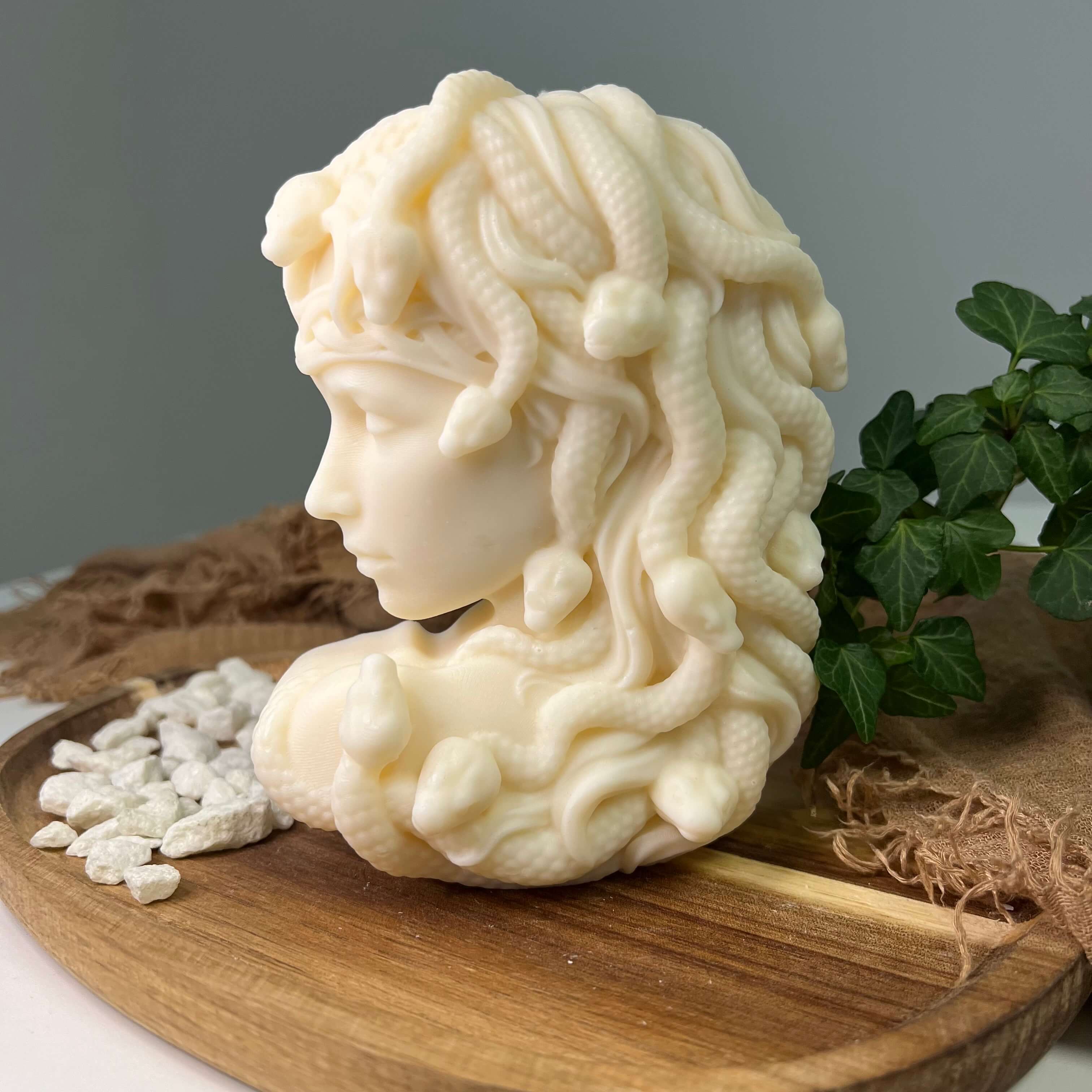 Hier sieht man unsere Medusa's Whispering Flames Kerze. Diese Medusa Kerze sieht elegant und ästhetisch aus und ist deshalb die perfekte Dekoration für jedes Haus. Sie ist handgemacht aus Sojawachs.