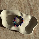 Komplettes Midnight Carnival Armband in der Schale, Aesthetic Jewelry von Sym Aesthetics.