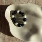 „Nahaufnahme des Midnight Frost Armbands in einer dekorativen Schale.“