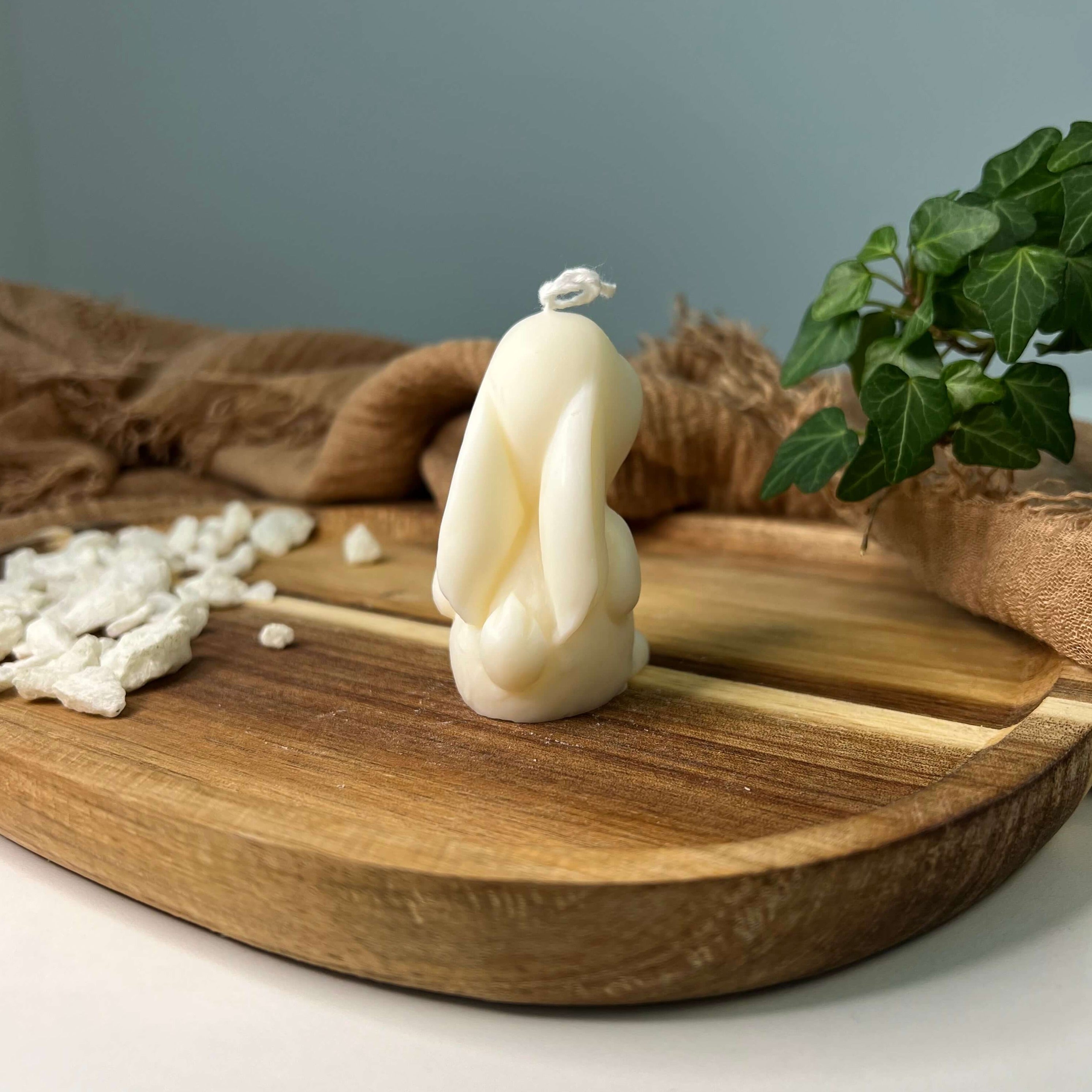 Unsere Mystic Meadow Bunny Light Kerze aus Bio Sojawachs. Perfekt als Geschenk für deine liebsten geeignet. Dazu ist sie auch nachhaltig und vegan und aus Hand gemacht.