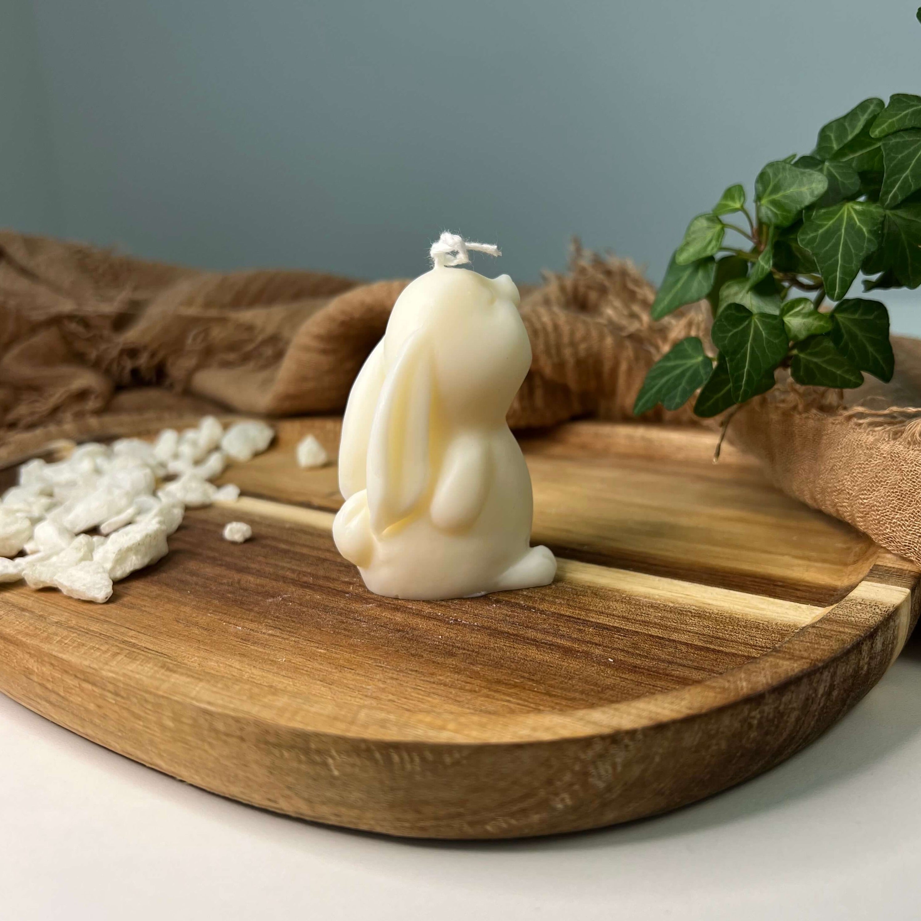 Mystic Meadow Bunny Light ist eine umweltfreundliche Osterkerze aus nachhaltigem und hochwertigem Sojawachs. Auch als Weihnachtskerze und Hochzeitskerze geeignet.