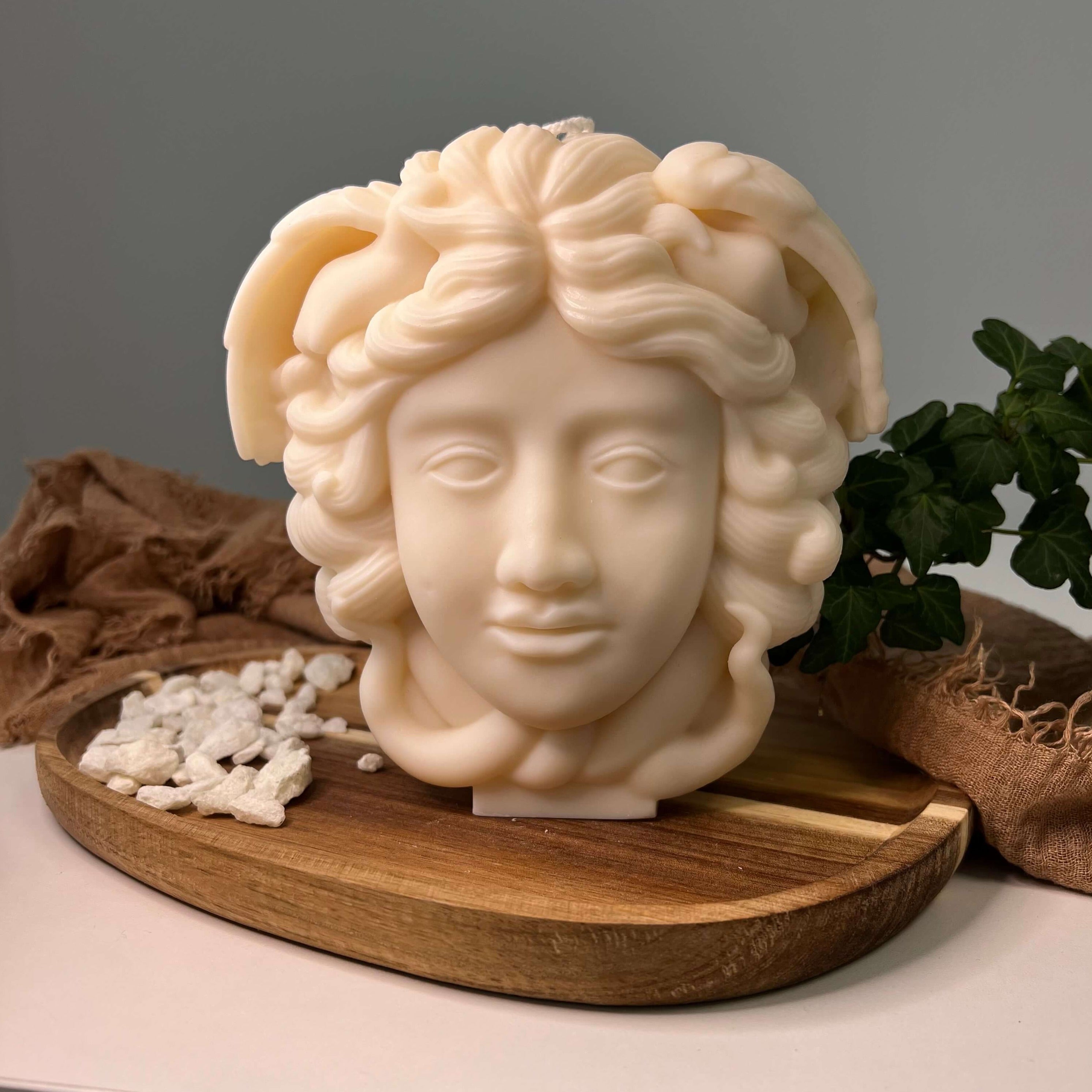 Zusehen ist die Mystical Medusa Illumination Duftkerze. Sie ist in verschiedenen Düften erhältlich. Der Geruch ist angenehm und entspannend. Perfekt für gemütliche Abende.