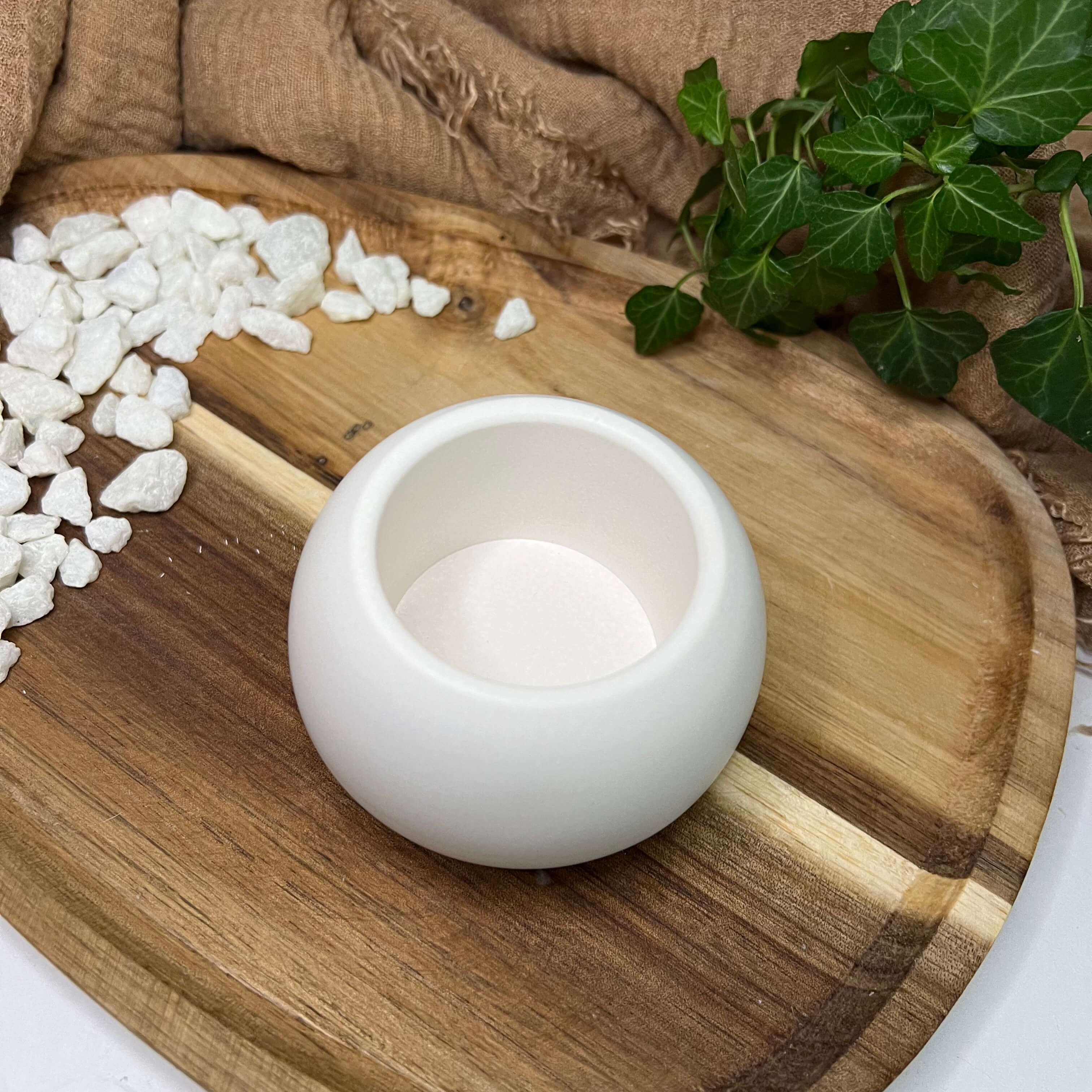 Unsere Schmuckbox Mystical moonlight sphere. Er ist auch als Ohringständer oder Armbandkästchen geeignet. Handgefertigt in Deutschland aus Jesmonite.