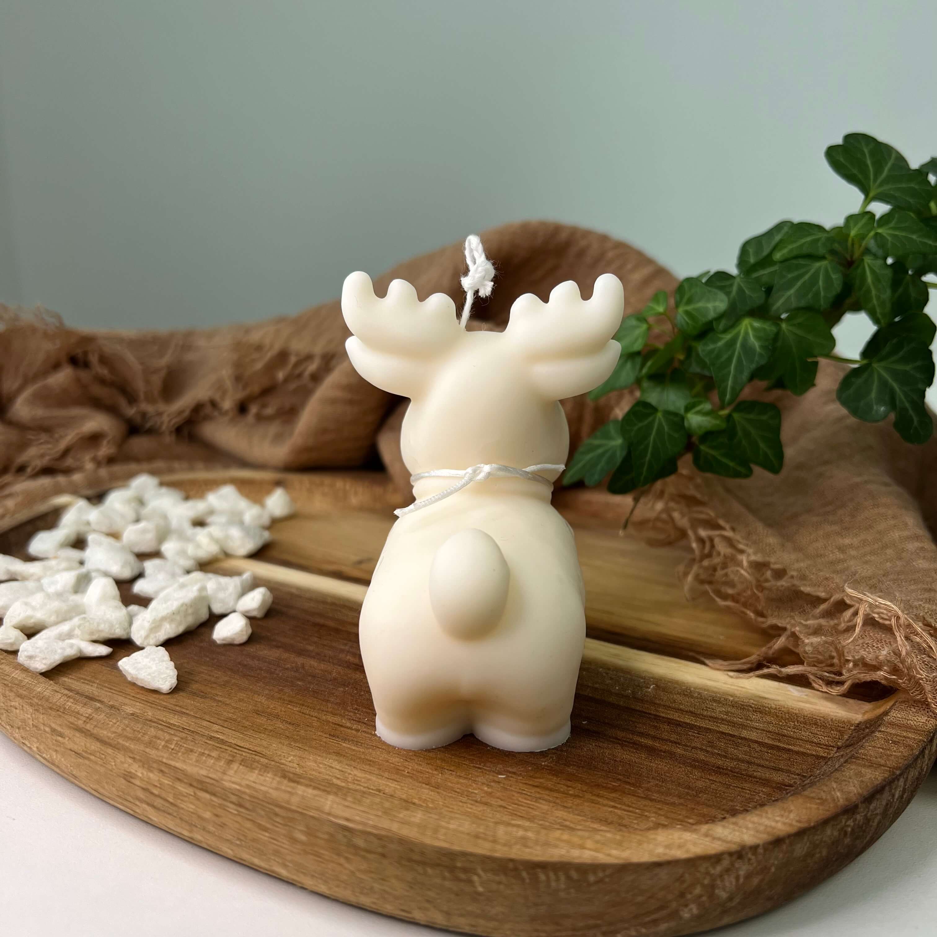 Die perfekte Weihnachtskerze für jedes Zuhause. Entdecke die Nordic Glow Reindeer Elegance Kerze aus hochwertigem Sojawachs, mit mehreren Düften zu Auswahl.