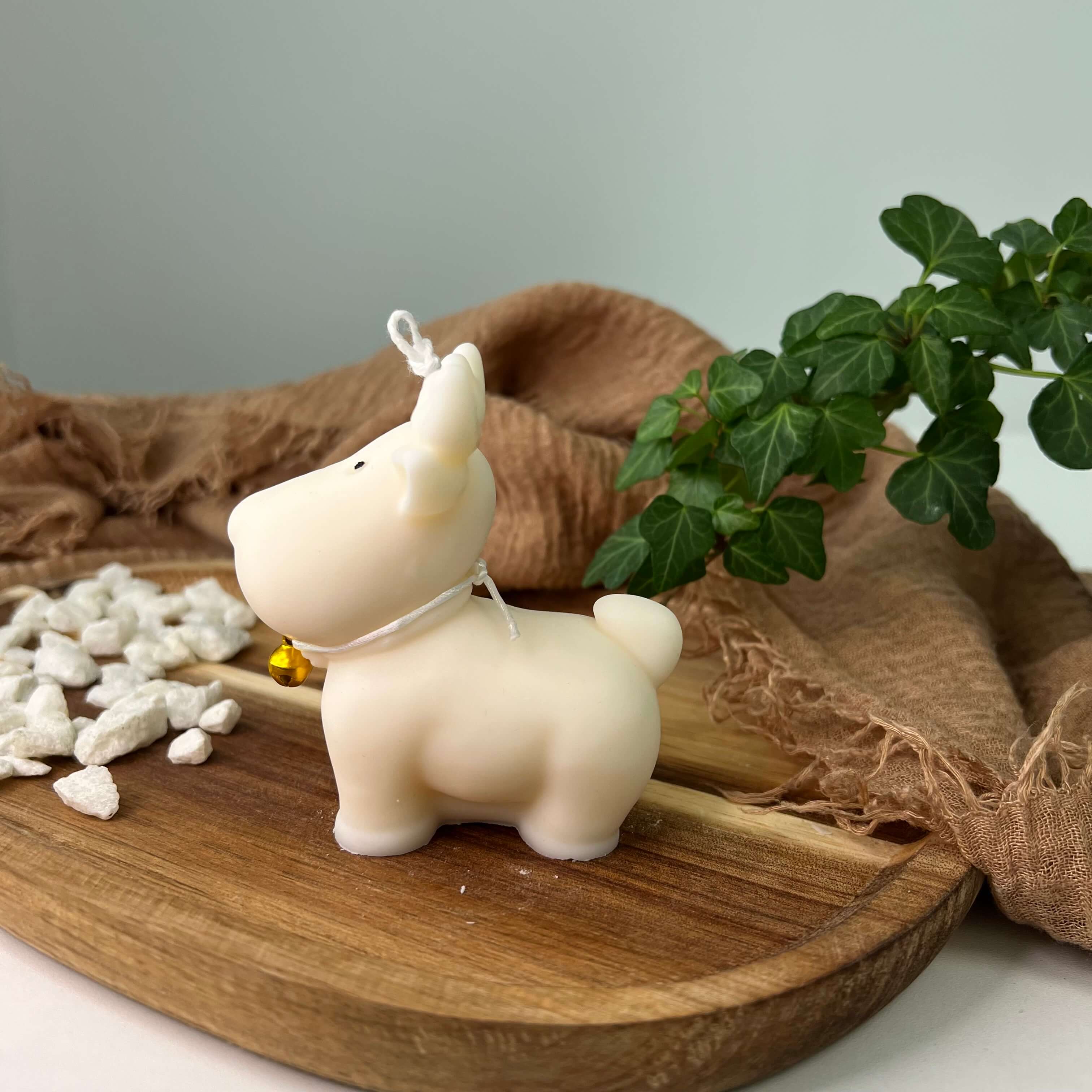 Die Nordic Glow Reindeer Elegance Kerze zeichnet Stil und Eleganz in einem aus. Diese Sojawachskerze ist gesund, riecht gut und schmückt jedes Zuhause.