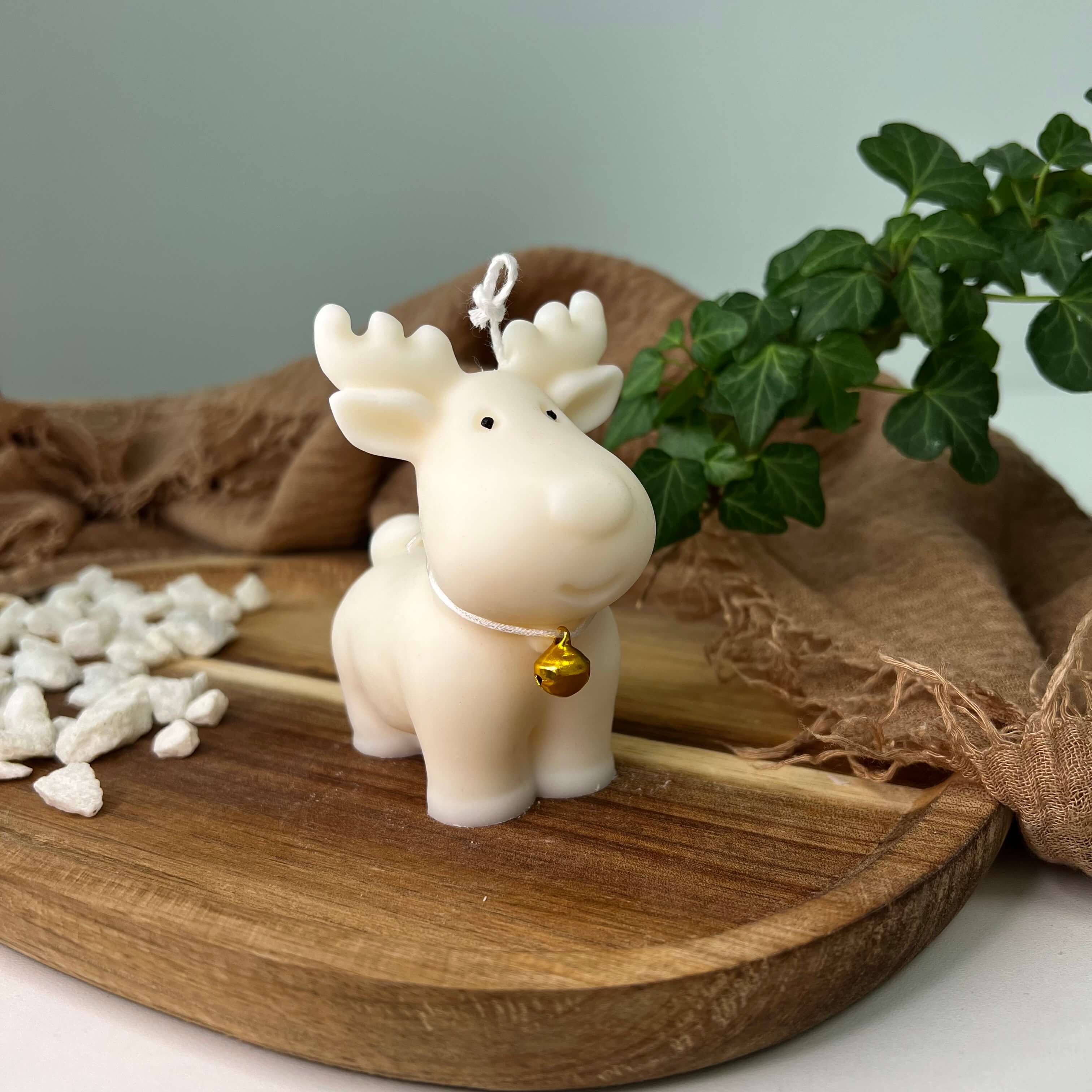 Hier sieht man unsere Nordic Glow Reindeer Elegance Kerze. Diese einzigartige Kerze ist perfekt als Dekoration geeignet. Sie ist elegant und ästhetisch, dazu auch noch handgemacht aus nachhaltigem Sojawachs.