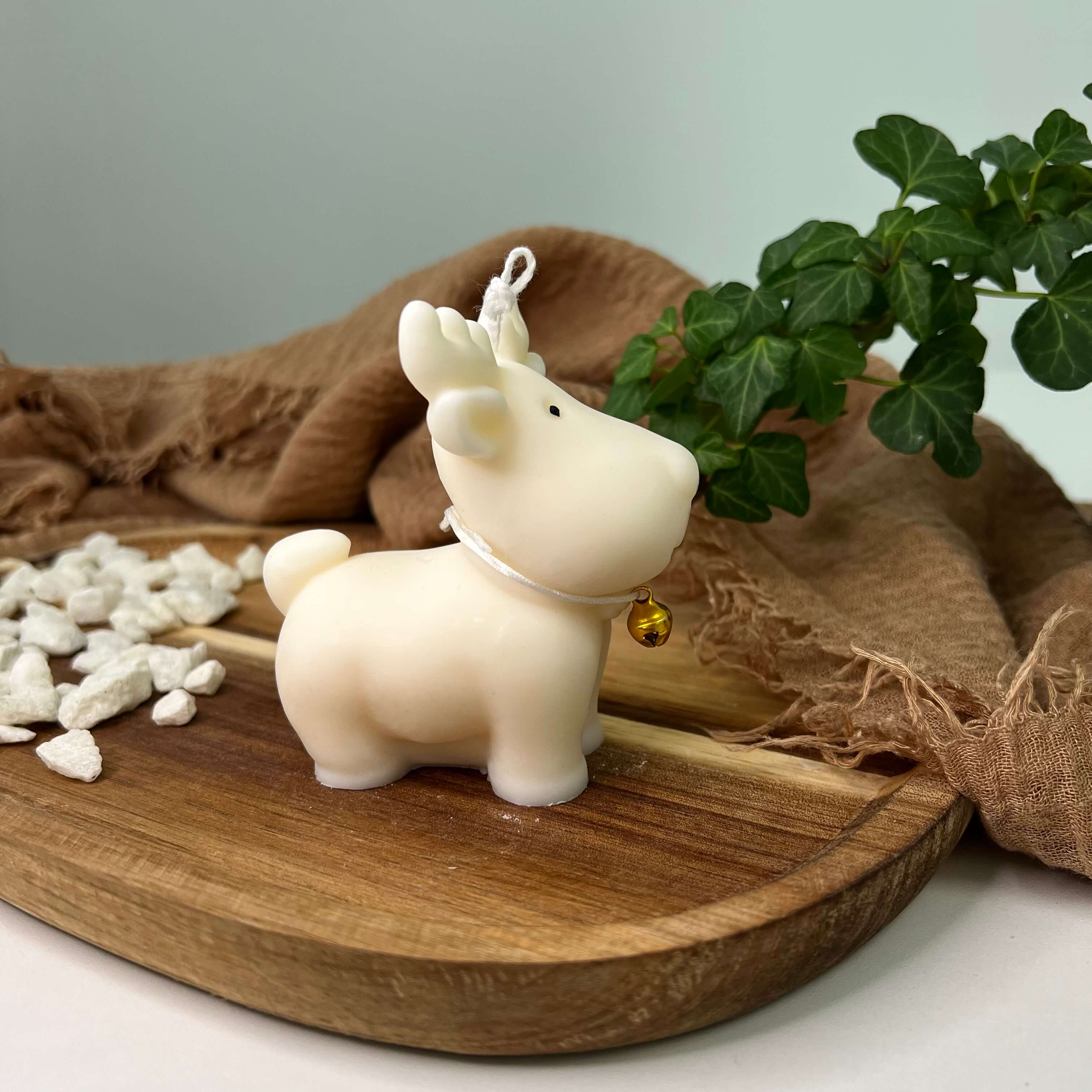 Nordic Glow Reindeer Elegance Kerze. Sie ist ideal als Weihnachtsgeschenk oder Geburtstagsgeschenk geeignet. Handgemacht aus umweltfreundlichen Sojawachs und dazu noch mit stilvollem Design.