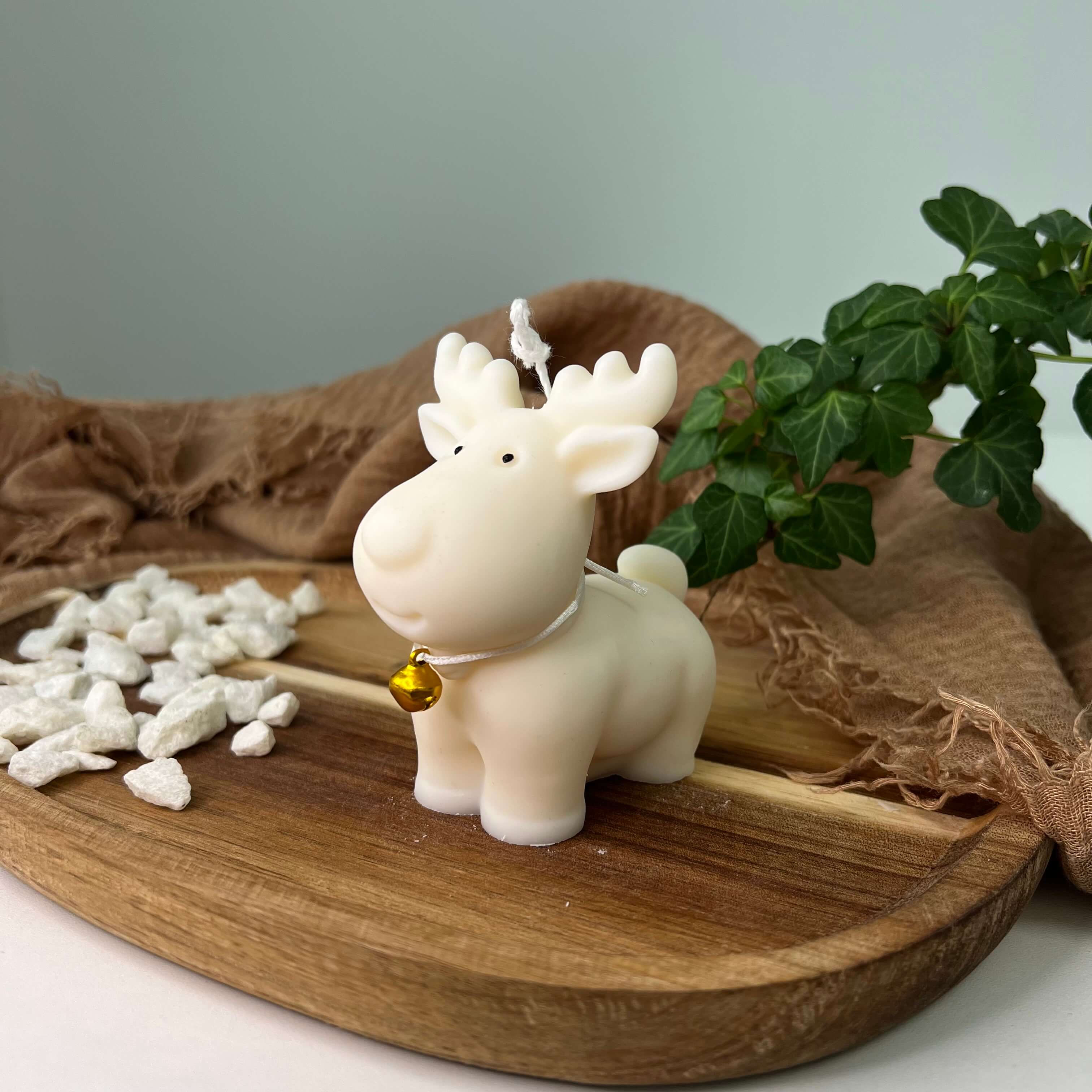 Dargestellt ist hier die Nordic Glow Reindeer Elegance Kerze. Ihr Rentier Design ist ein Unikat. Sie ist perfekt als Weihnachtskerze geeignet.